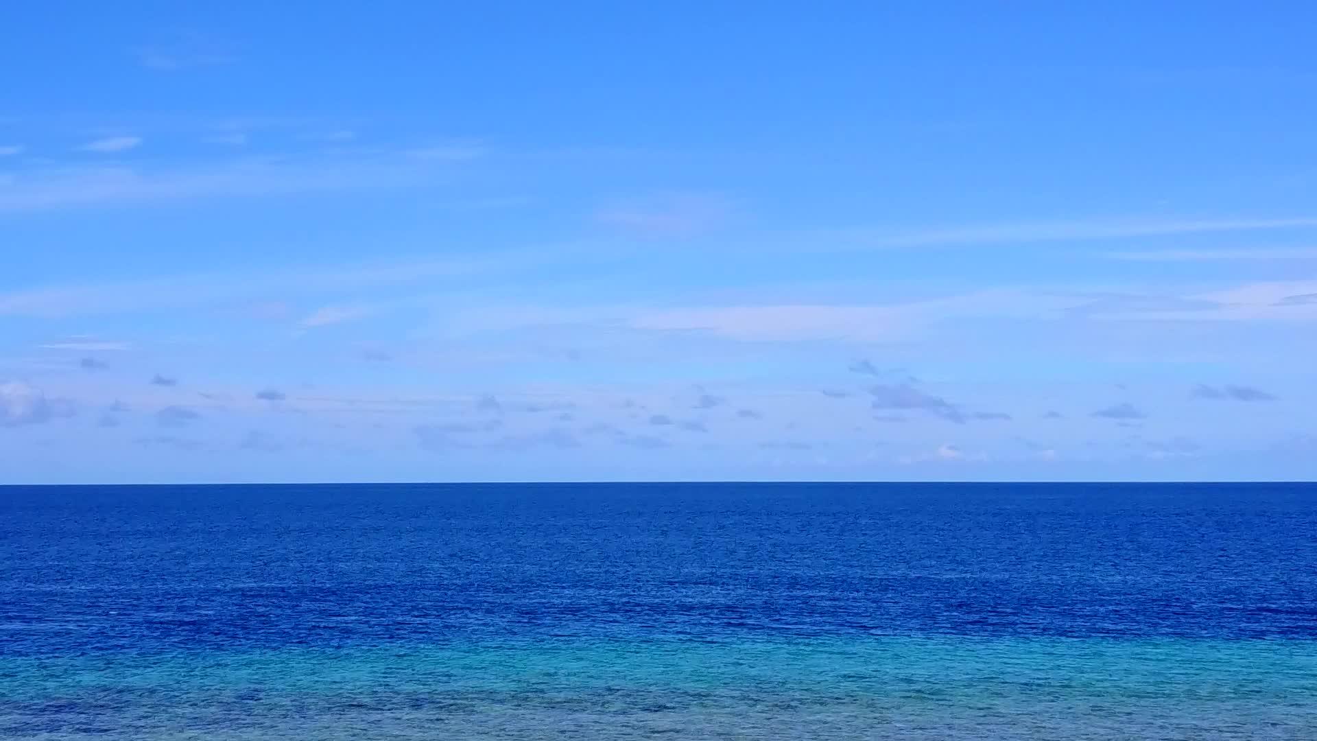 蓝海以蓝海和白沙为背景探索海湾海滩在空中无人驾驶视频的预览图