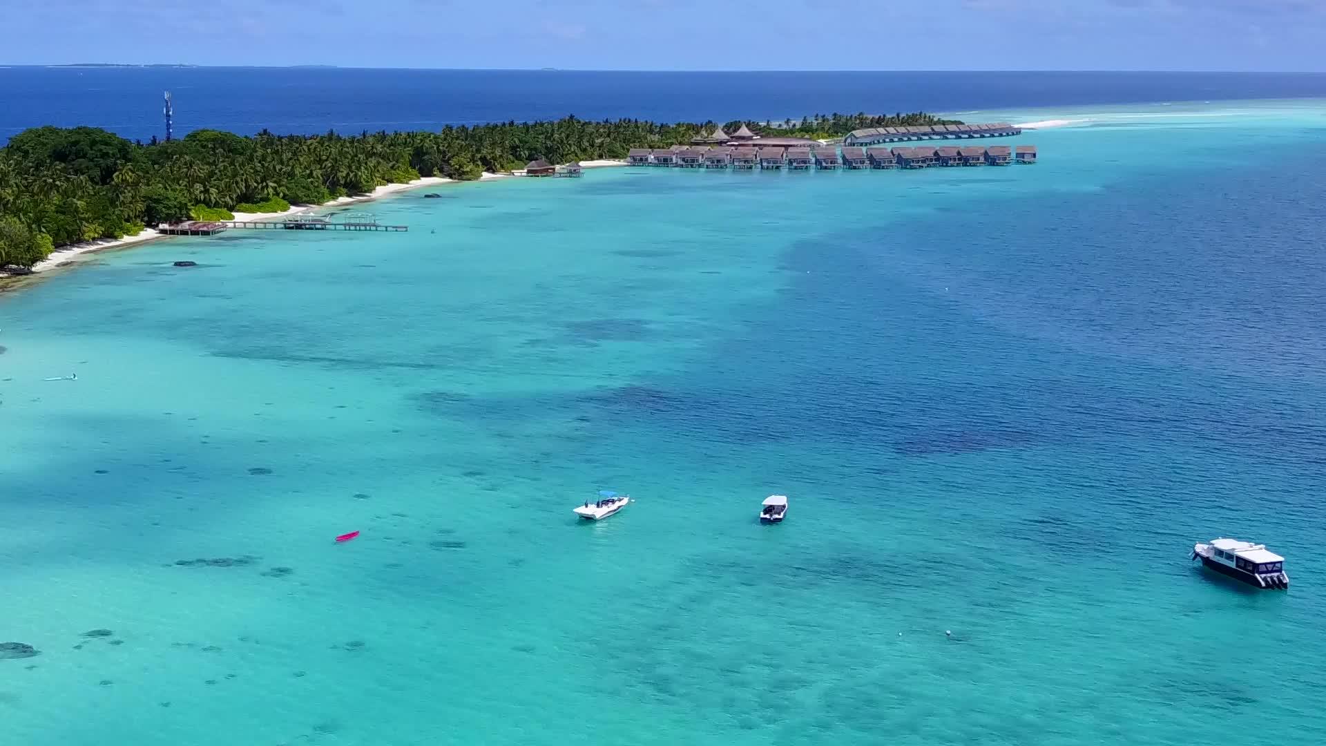观察白色沙滩背景的蓝色环礁湖美丽的海滩景观视频的预览图
