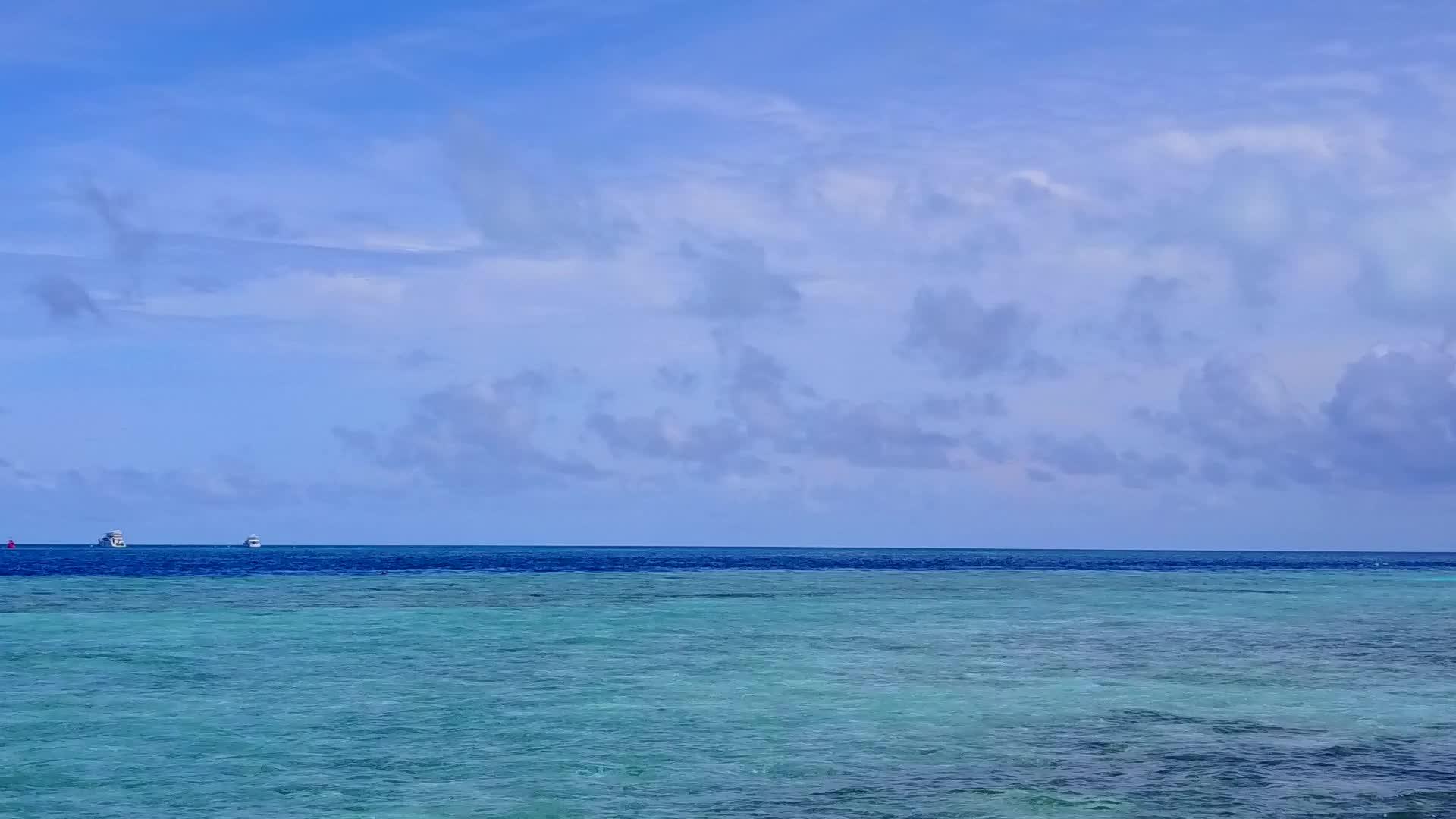 美丽的海湾海滩冒险蓝和白沙背景视频的预览图