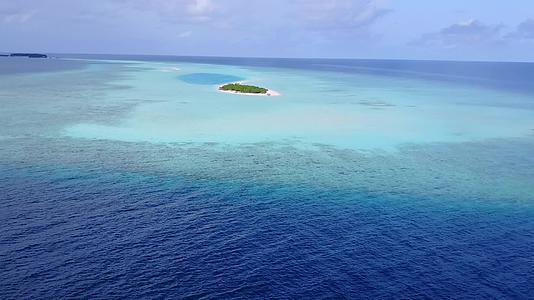蓝色海洋和浅沙背景环礁湖海滩之旅松散风空无人驾驶视频的预览图