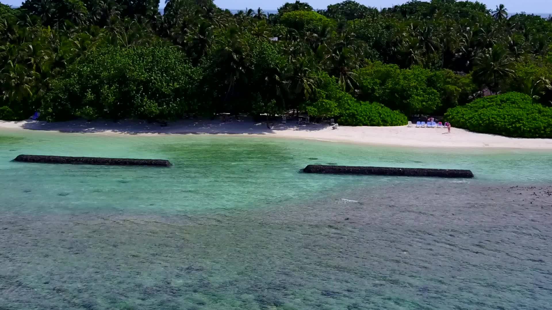 以白色海滩背景的蓝色海洋为例休息岛海滩假日无人驾驶视频的预览图