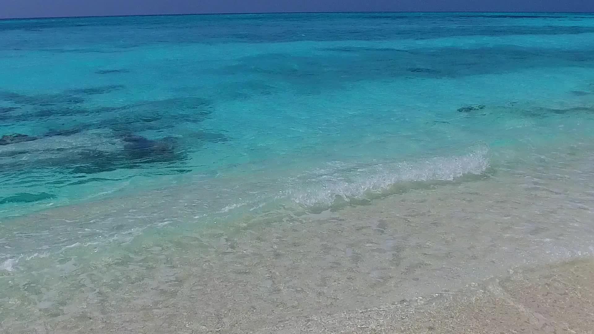 在蓝海和白色海滩的背景下空中无人驾驶打破了宁静的海滩视频的预览图