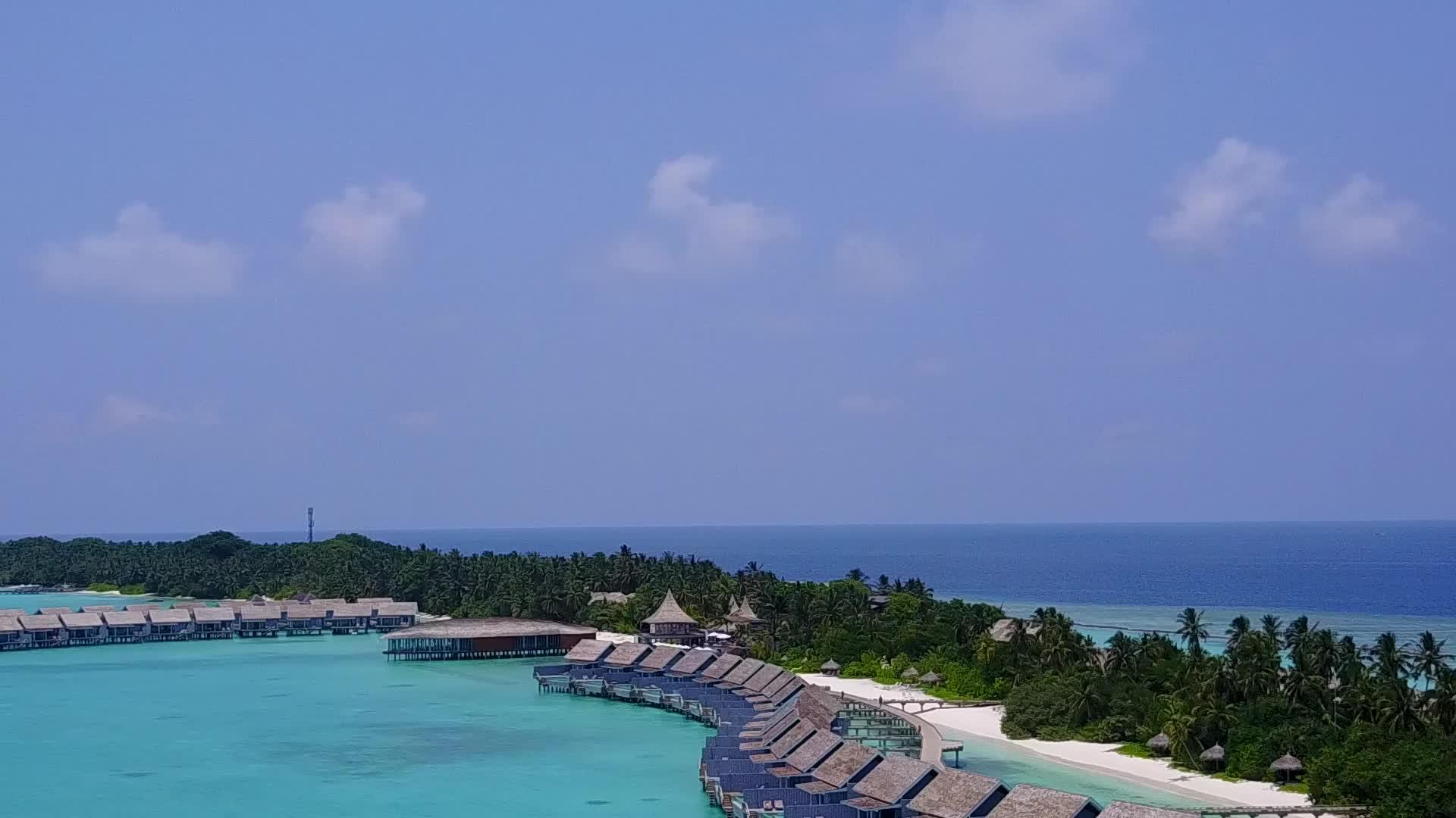 热带海景海滩旅和明亮的沙质背景视频的预览图