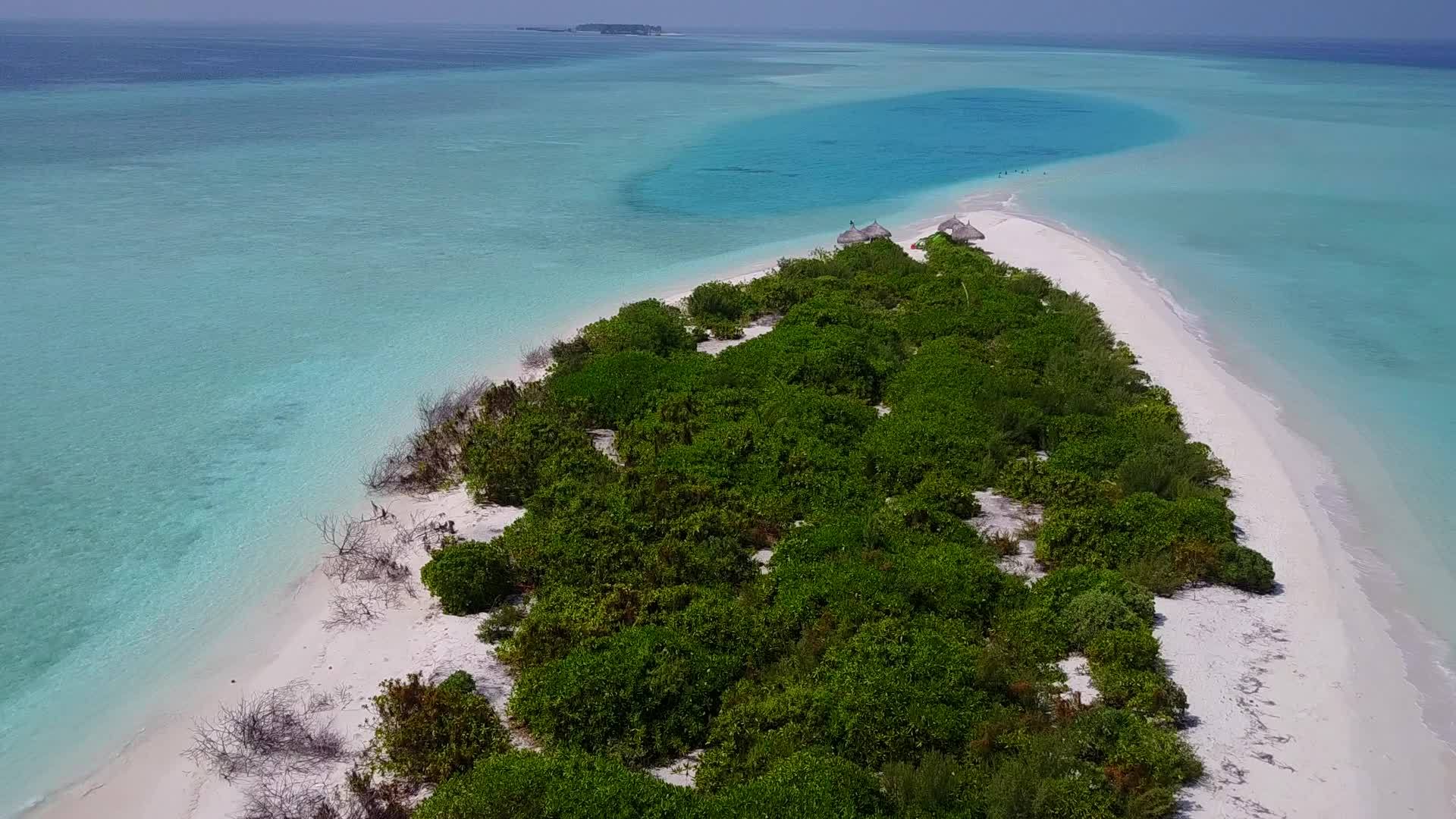 天堂泻湖海滩度假的无人机天空由蓝色海洋和明亮的天空组成视频的预览图