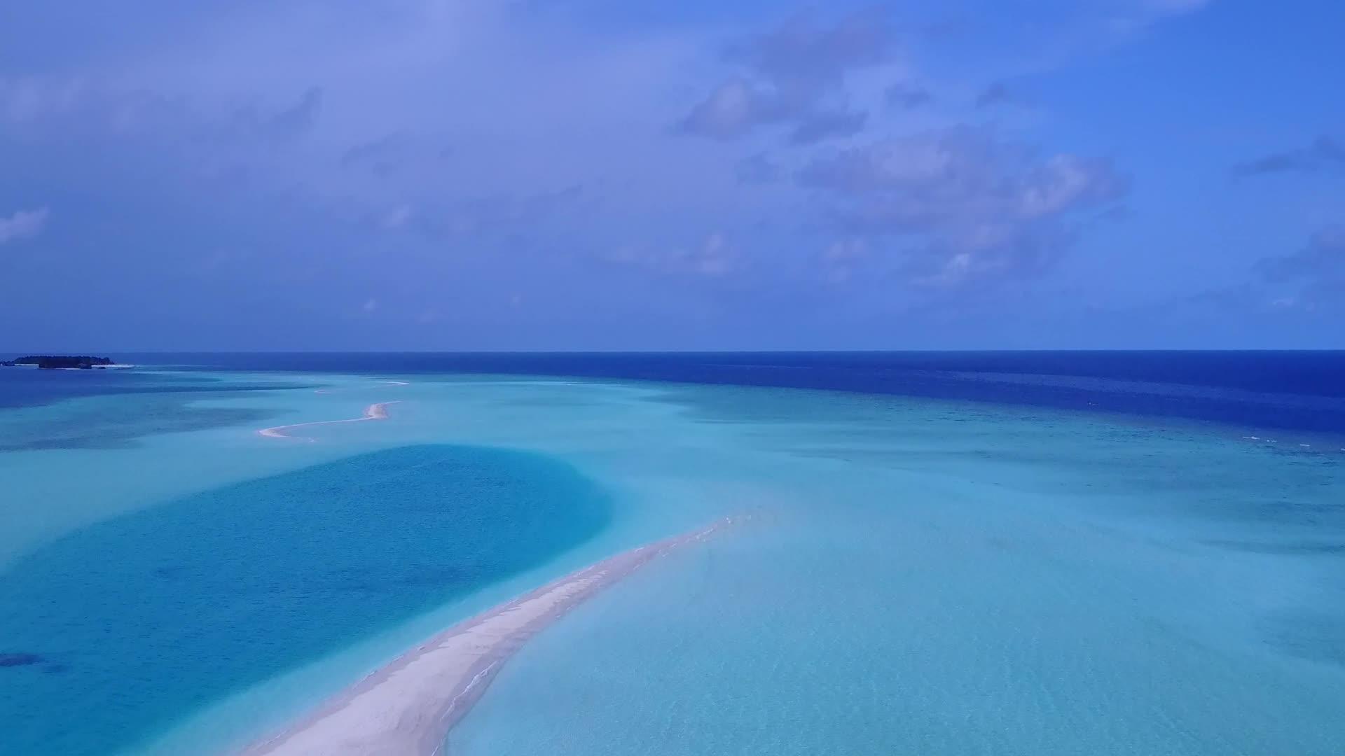 以白沙为背景的绿海观察异国度假胜地海滩度假的空气视频的预览图