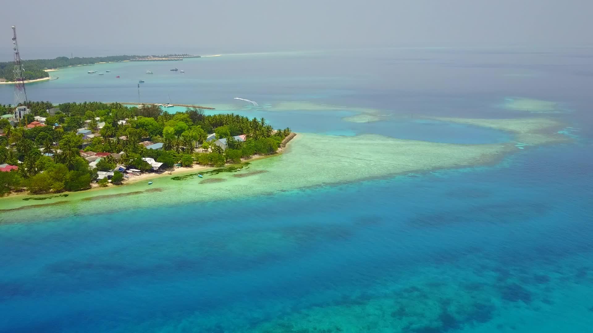 美丽的海湾海滩度假空中无人驾驶飞机天空白沙背景视频的预览图