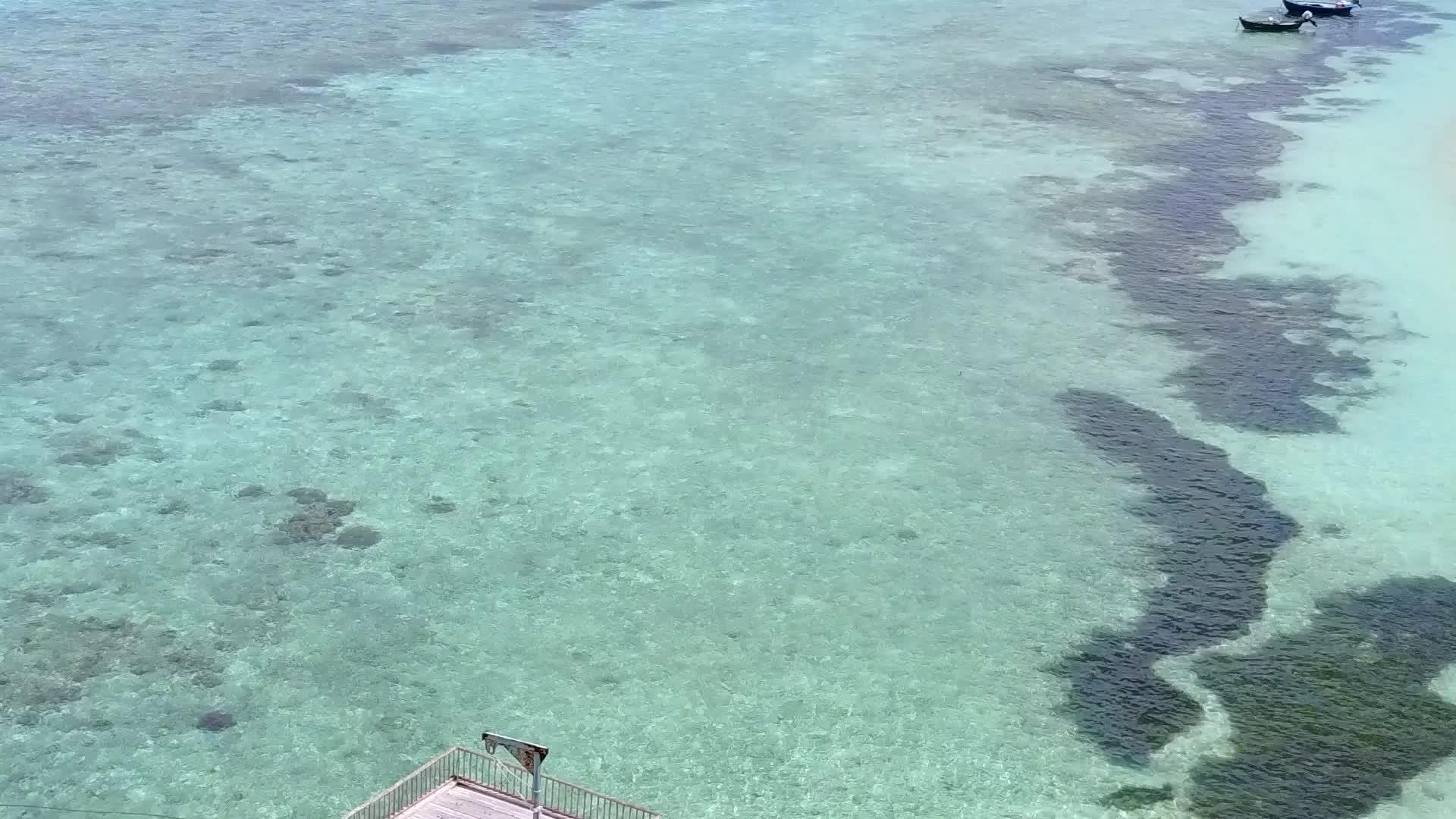 在透明水和白沙的背景下在美丽的海湾海滩上旅行视频的预览图