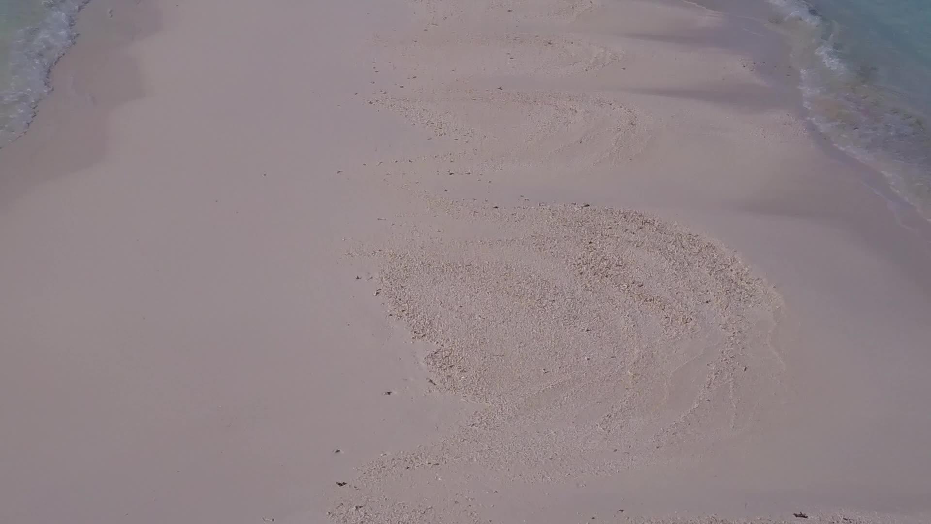 通过透明的海洋和白色的海滩背景观察天堂岛破碎的天空视频的预览图