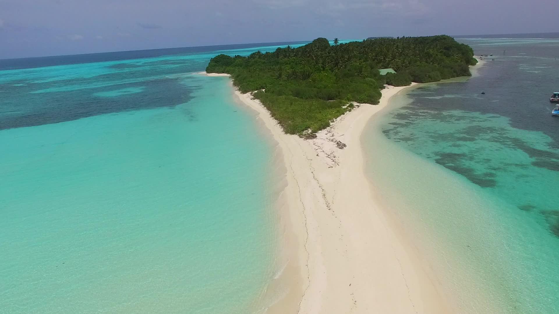 蓝色环礁湖和白色海滩背景的完美海湾海滩断裂景观视频的预览图
