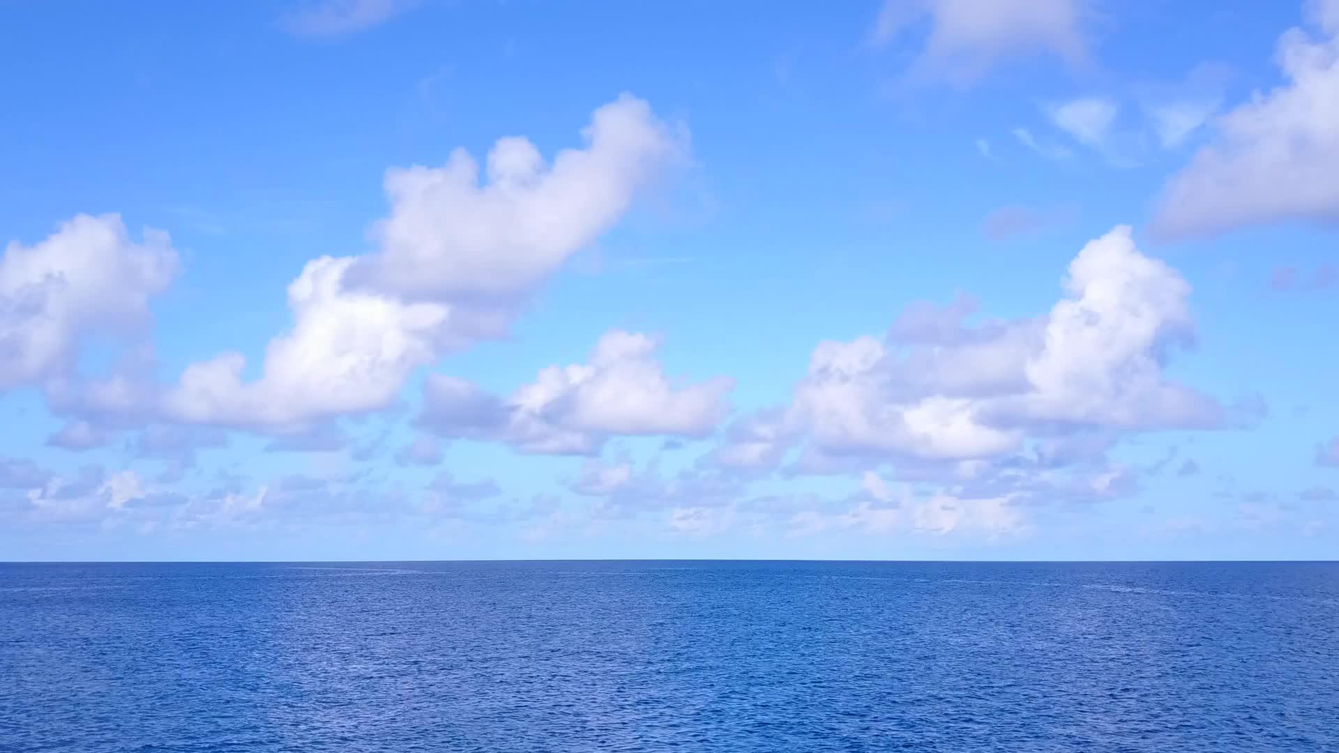 白沙背景蓝水热带岛屿海滩冒险无人机空中旅行视频的预览图