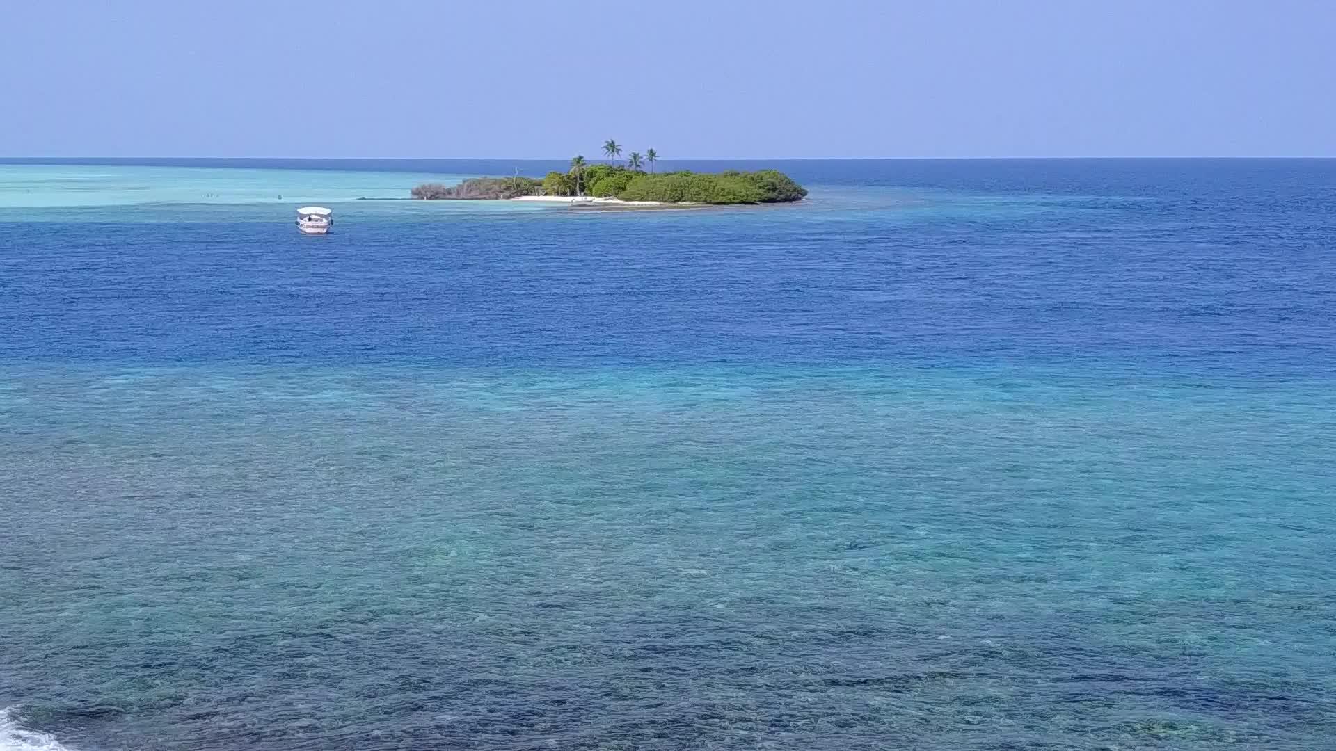 蓝海白沙背景下美丽的泻湖海滩鸟瞰海景视频的预览图