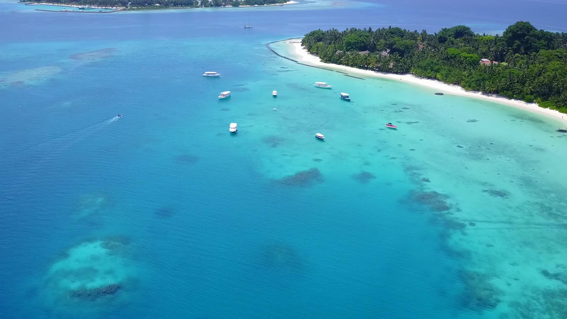 白沙背景蓝色泻湖海岸海滩航行无人机海景视频的预览图