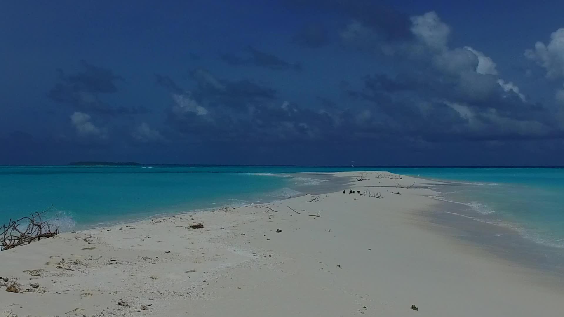 白沙底浅海天堂度假胜地海滩海无人驾驶飞机空中飞行视频的预览图