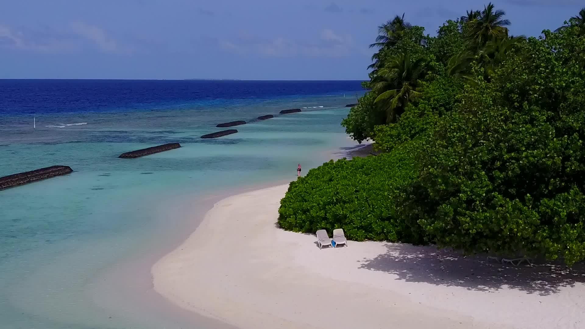 美丽的海岸海滩生活方式的无人驾驶无人驾驶视频的预览图