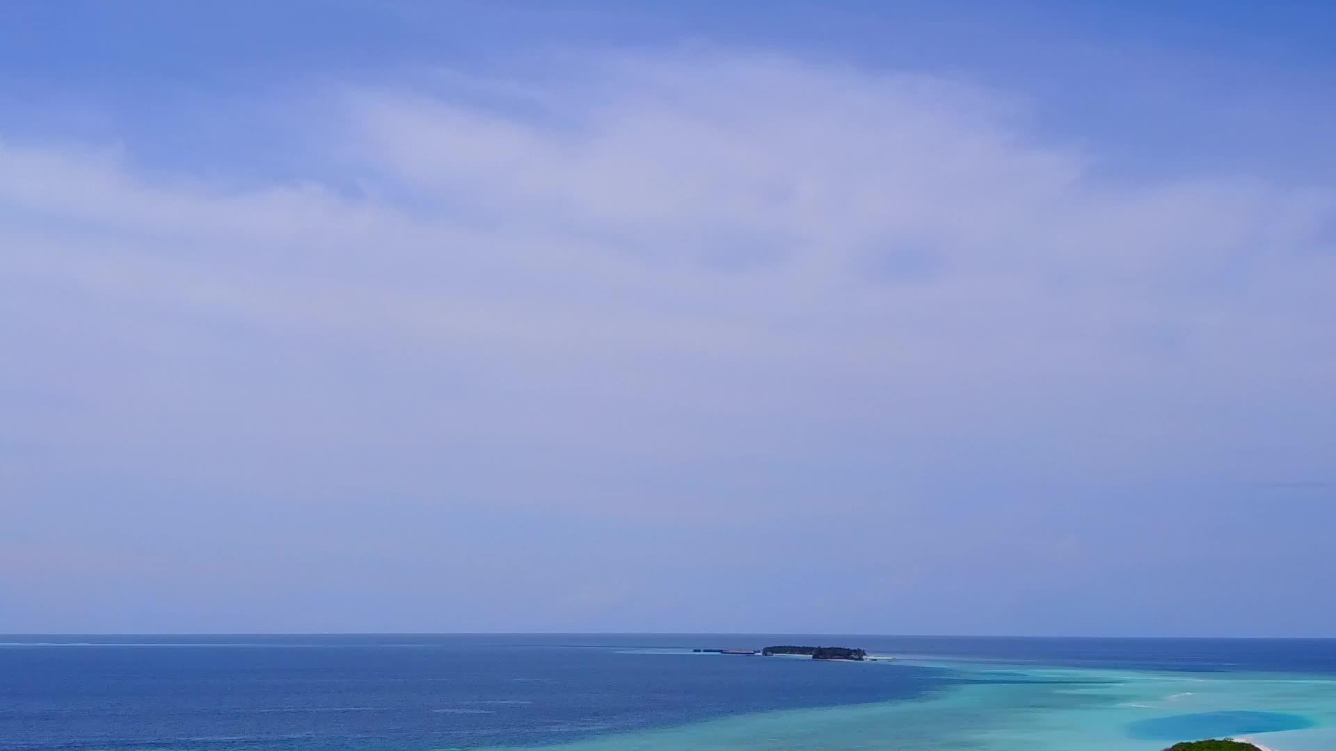 热带海湾海滩航行无人驾驶飞机飞行场景海和白色海滩视频的预览图