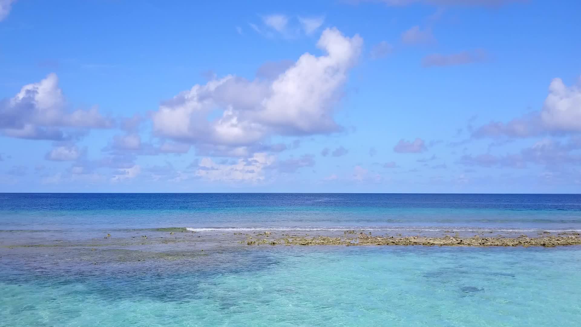 干净的海滩背景蓝海田园诗般的海景海滩生活方式视频的预览图