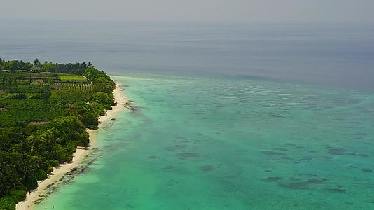 宁静的岛屿海滩从透明的海洋到明亮的沙滩背景视频的预览图