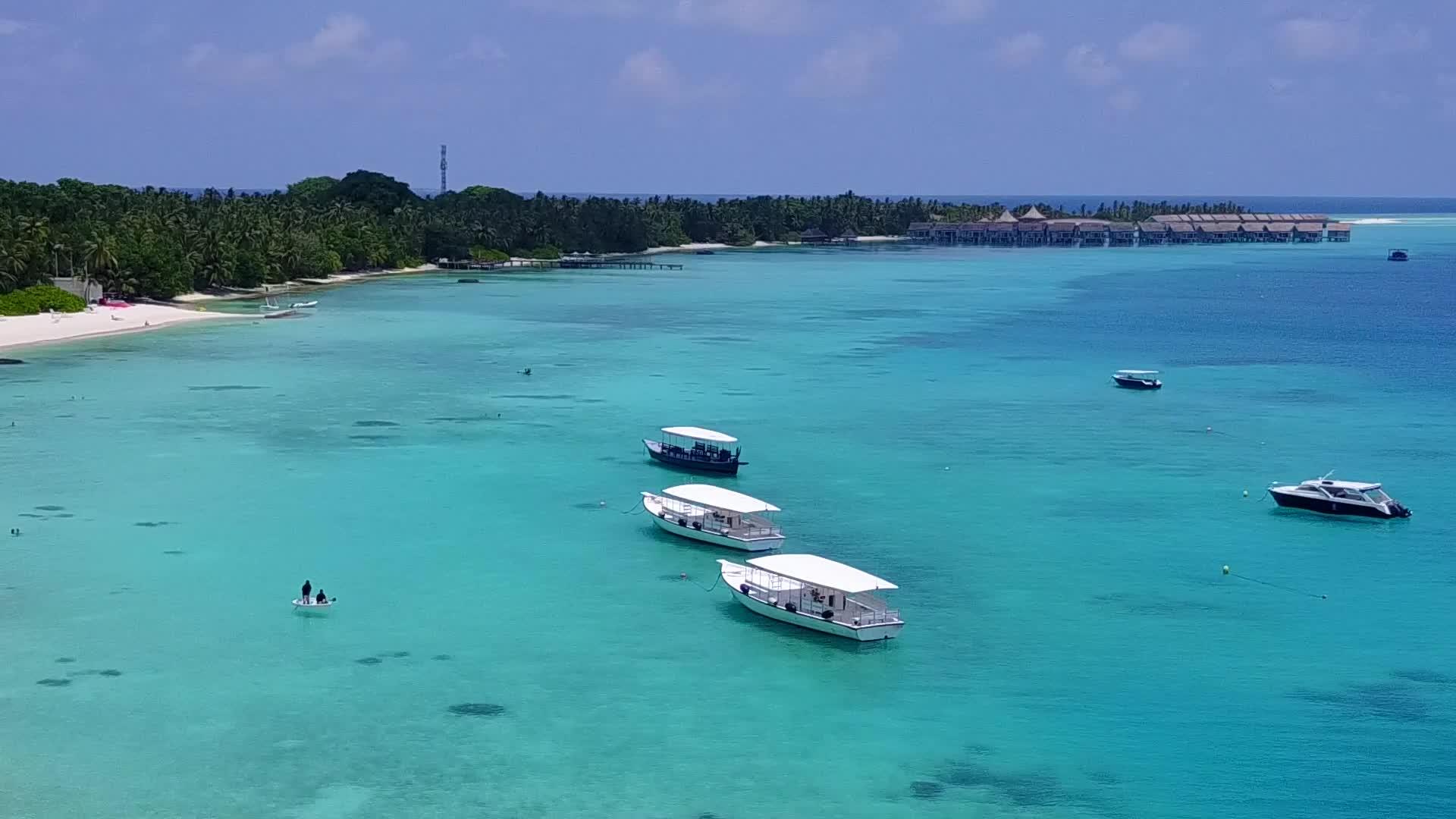 蓝水和白色沙滩背景的蓝水用于环礁海滩的生活方式视频的预览图