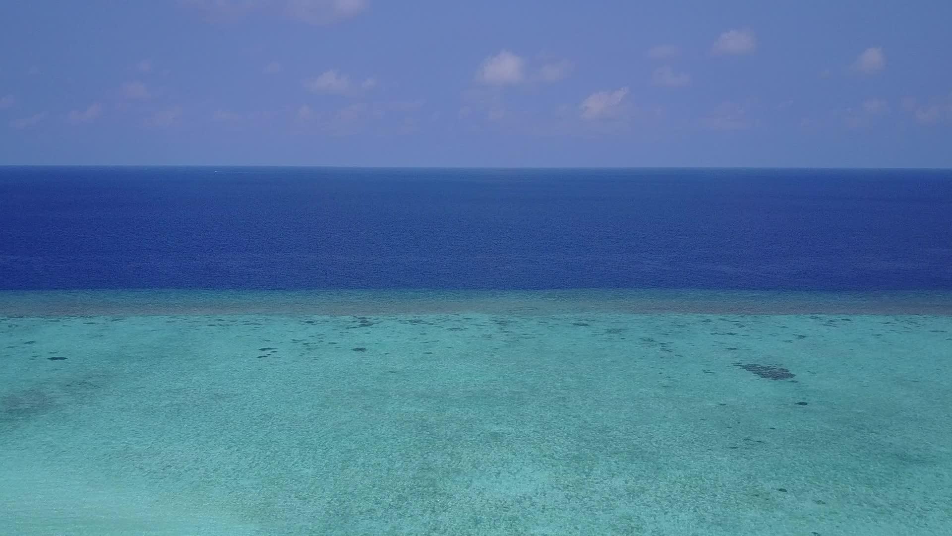 观察白沙底浅礁湖美丽的海滩时光和海洋景色视频的预览图