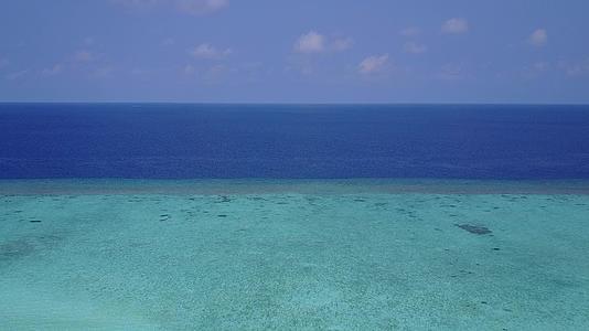 观察白沙底浅礁湖美丽的海滩时光和海洋景色视频的预览图