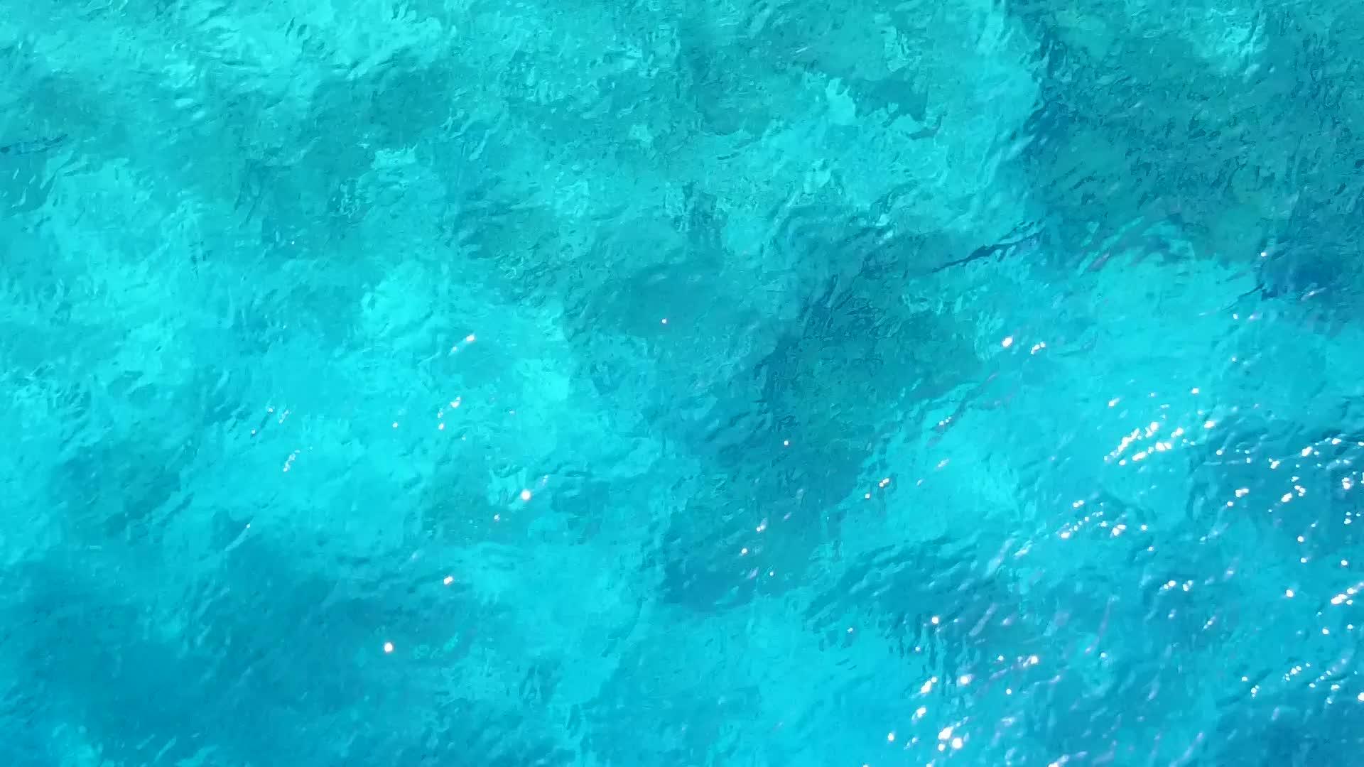 以水蓝色海洋和白色海滩为代表的异国海滩生活方式视频的预览图