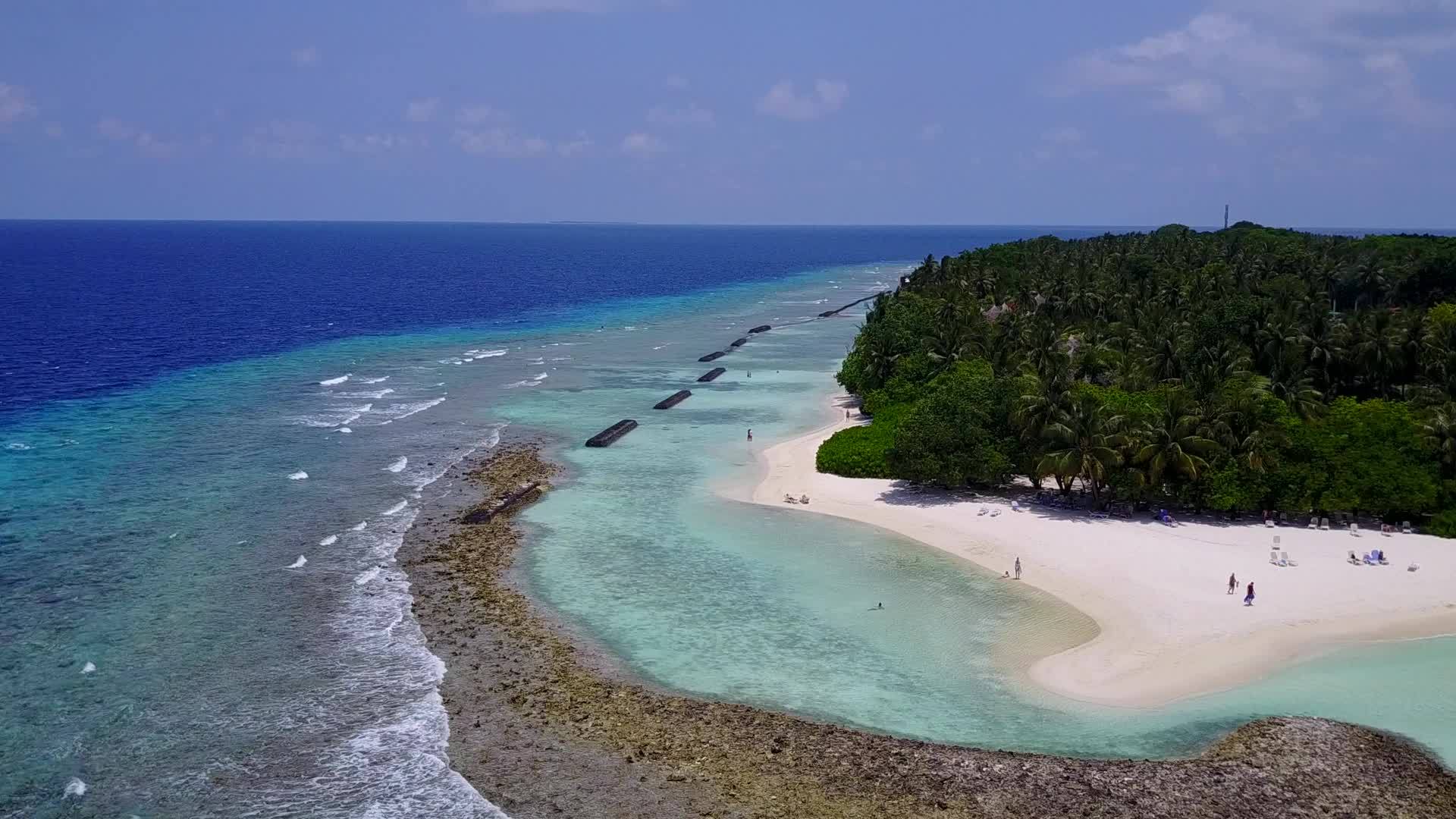 完美的海岸海滩假日抽象蓝色的环礁湖和干净的沙地背景视频的预览图