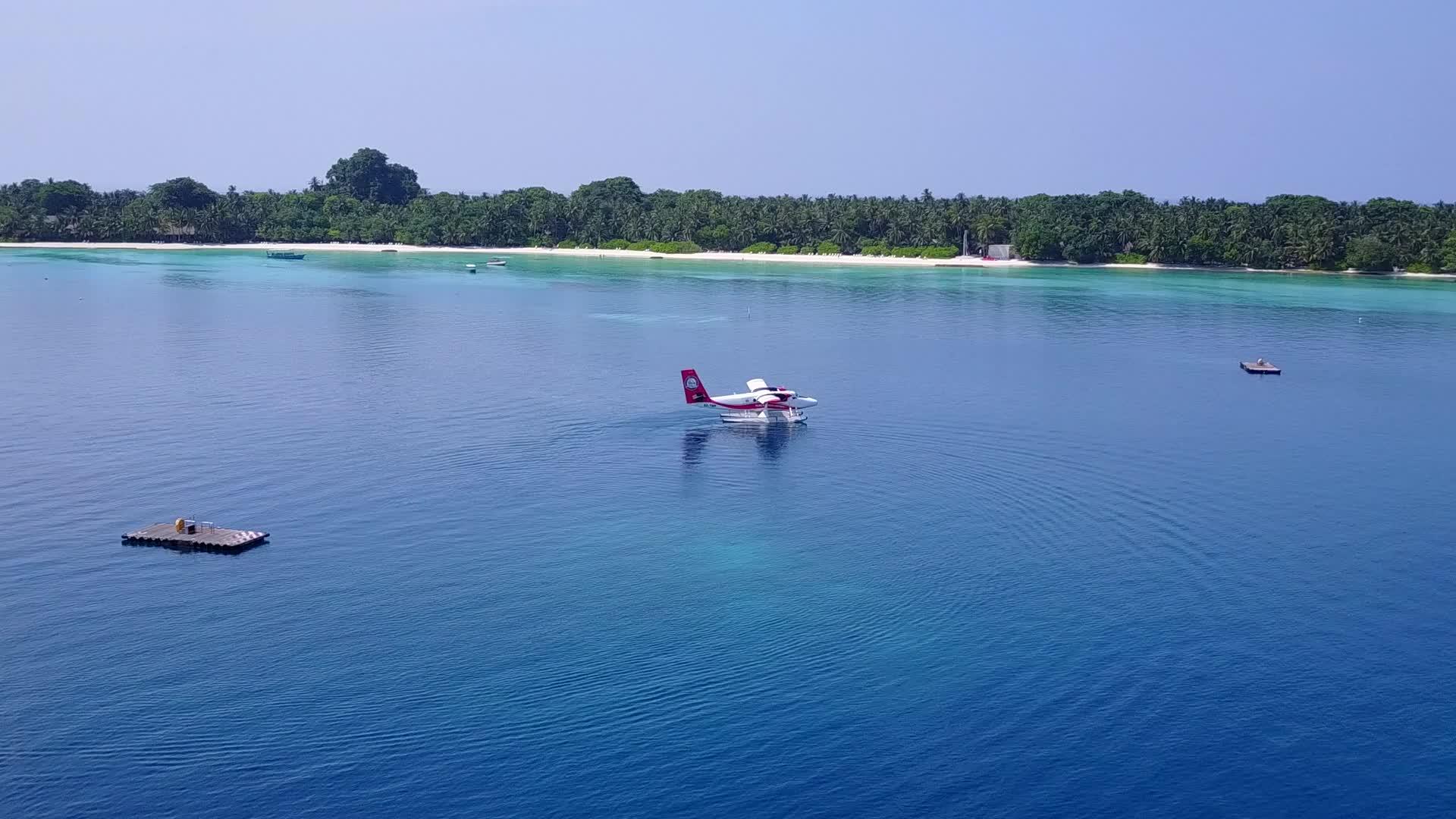 空中无人驾驶飞机在豪华海岸海滩上的风景是由蓝色的白沙背景视频的预览图