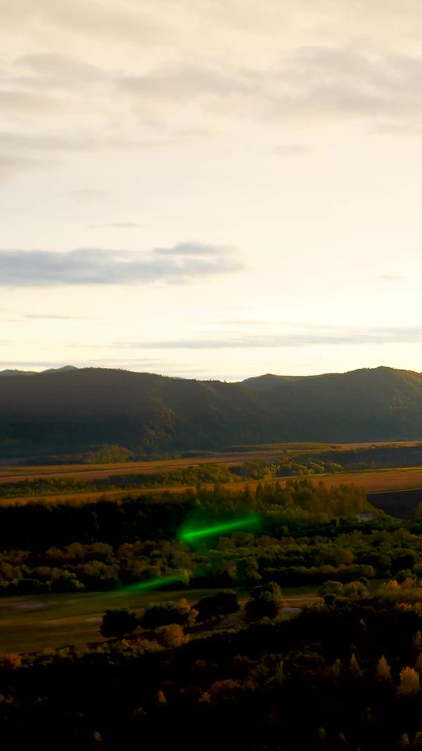秋天阿尔山森林公园日落视频的预览图
