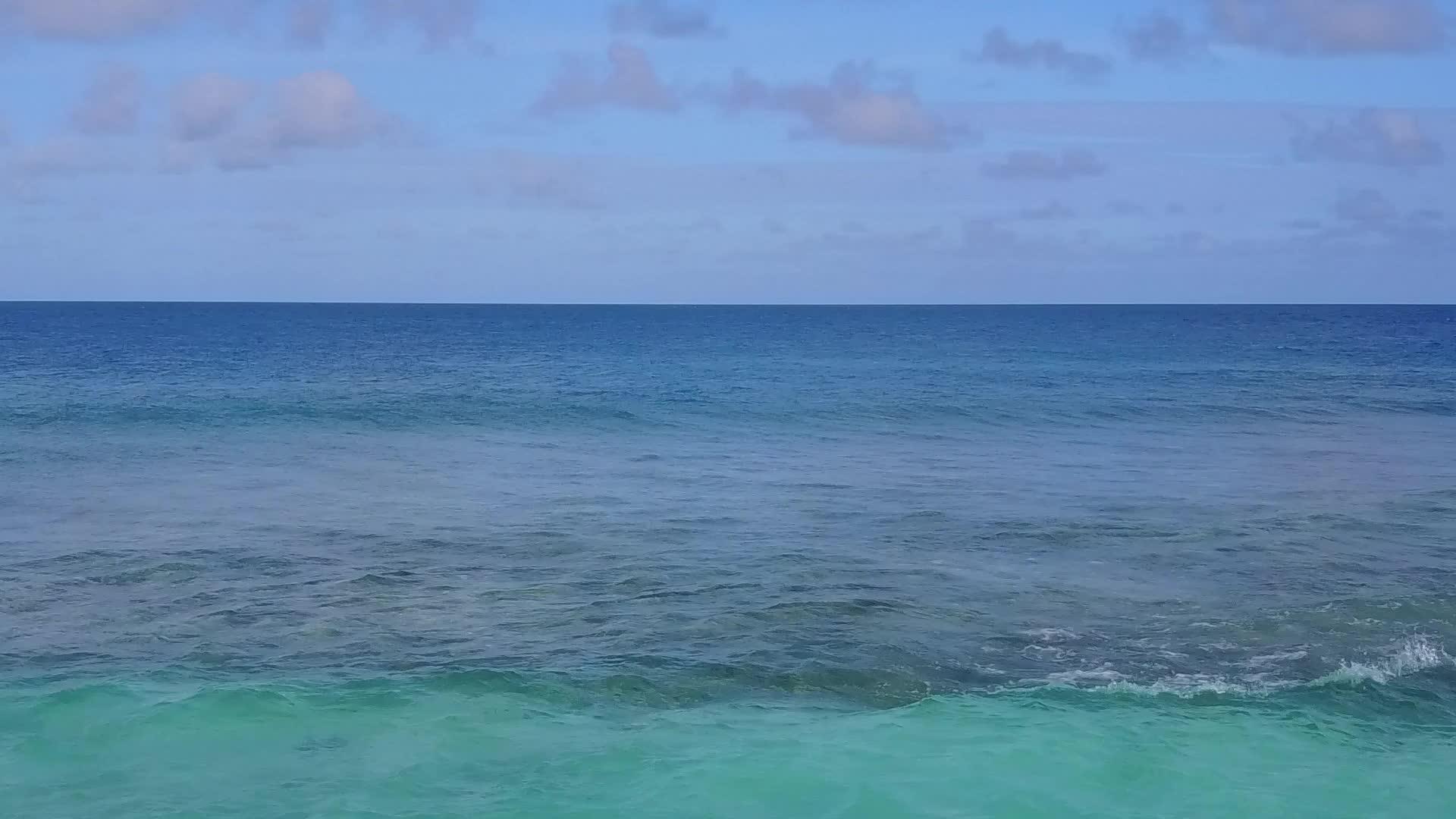 蓝海白沙背景天堂海滩时空无人机风景视频的预览图