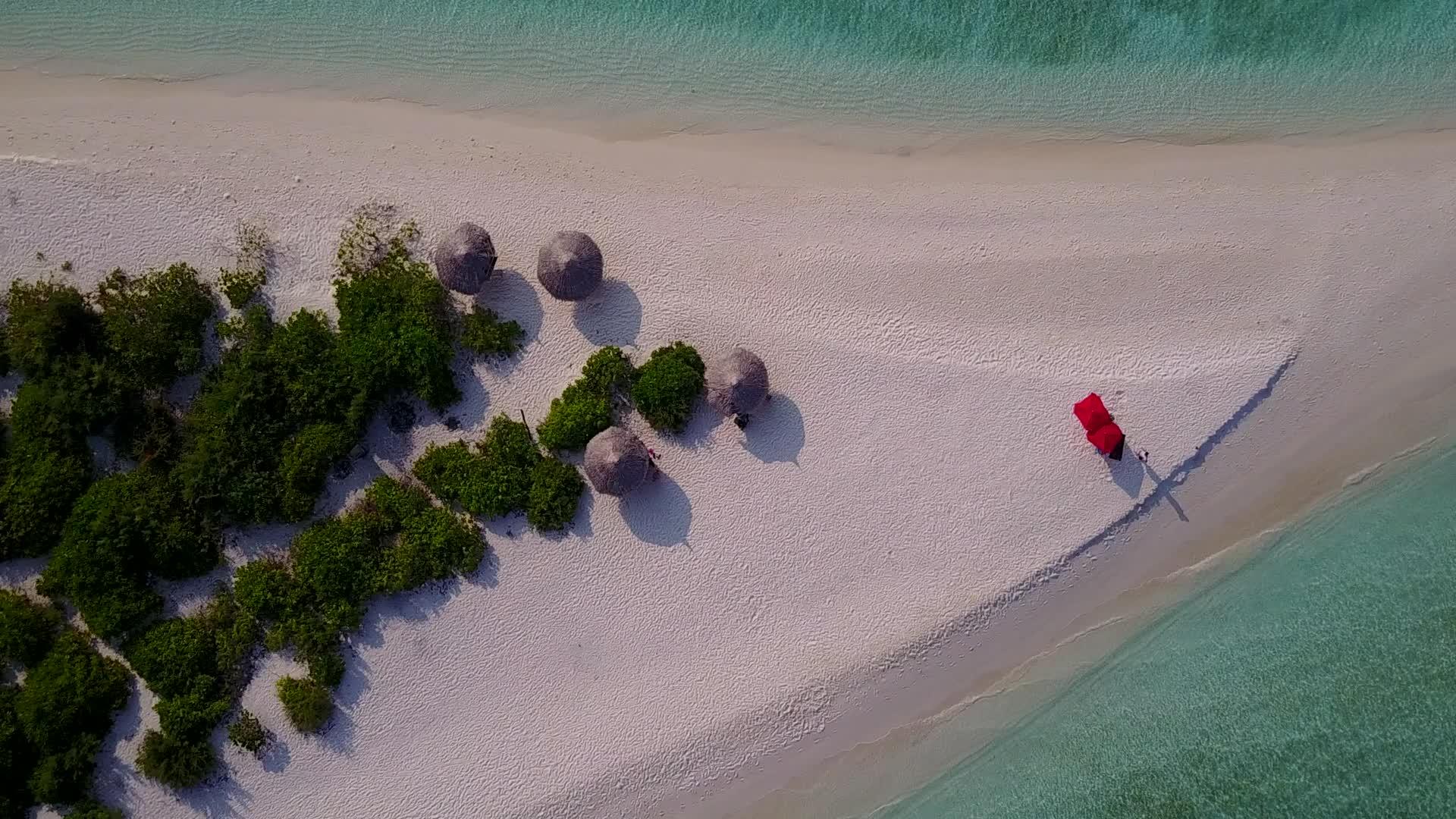 蓝绿水白沙背景热带海岸海滩度假视频的预览图