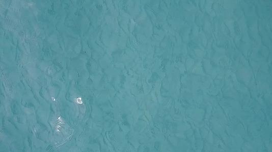 蓝绿色海洋和白沙背景热带环礁湖海滩野生动物飞行视频的预览图