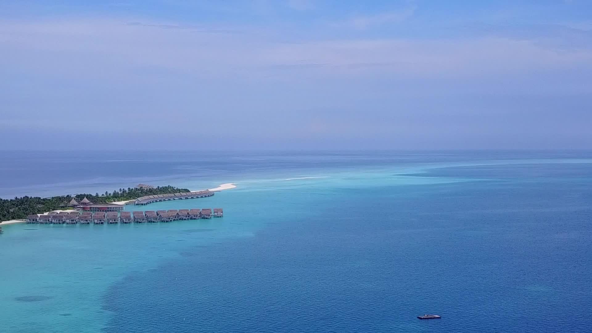 在蓝色的海洋和明亮的沙滩背景下天堂海岸线海滩旅行视频的预览图