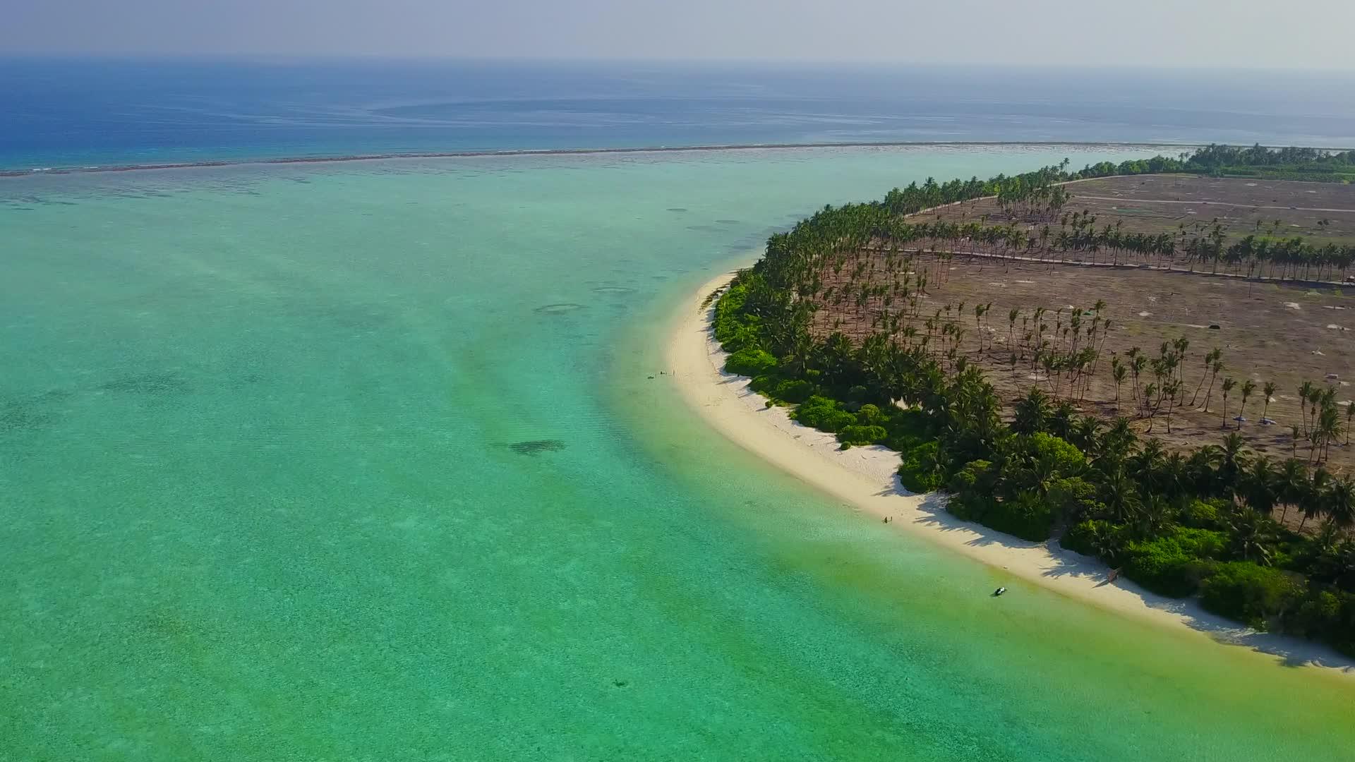 白沙背景蓝海热带岛屿海滩度假无人机空中海景视频的预览图