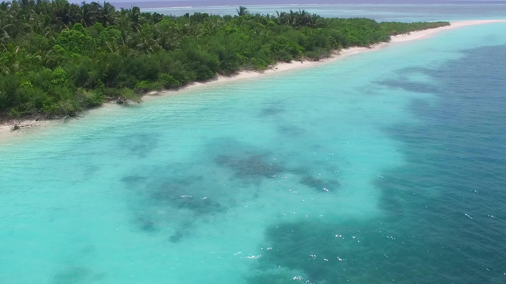 空中无人驾驶飞机对豪华海岸海滩的景象沿着蓝绿海和白沙视频的预览图
