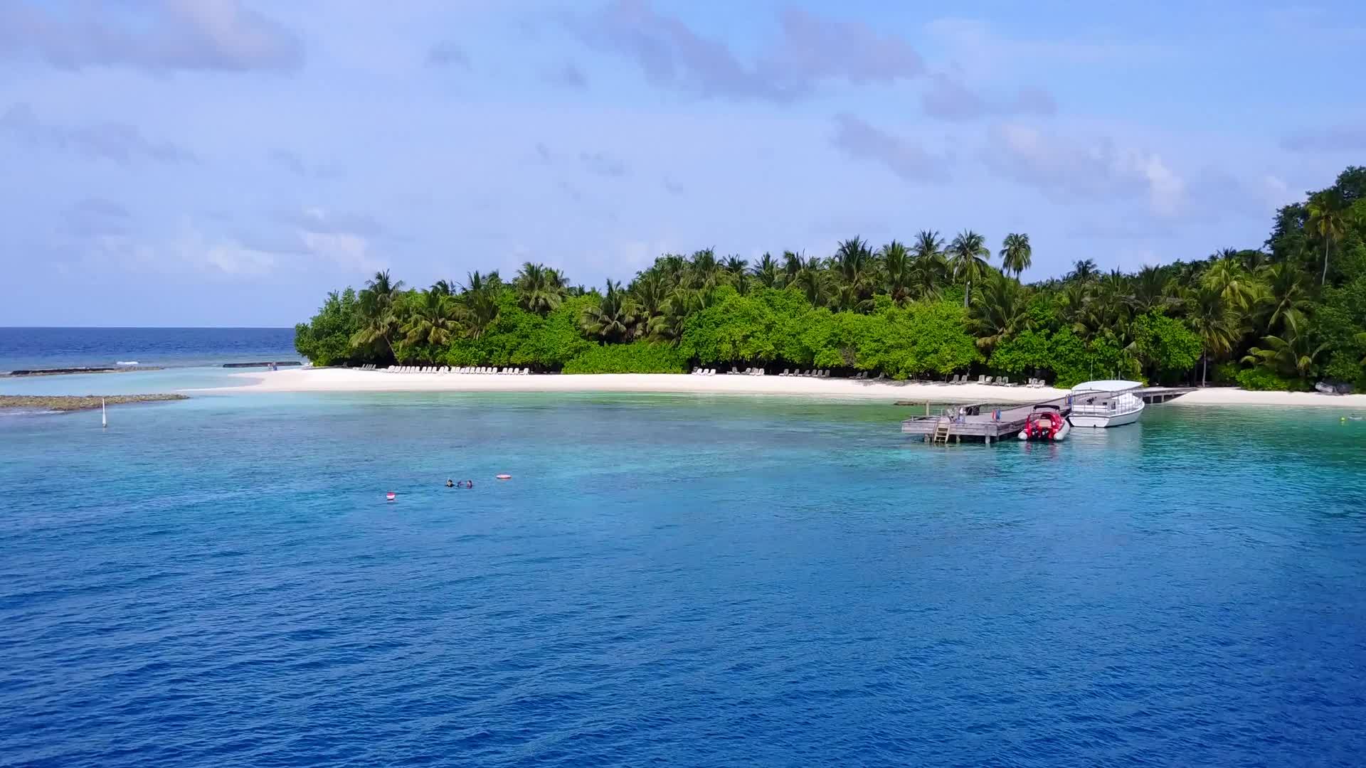 田园诗般的海滨海滩度假无人机空气纹理视频的预览图
