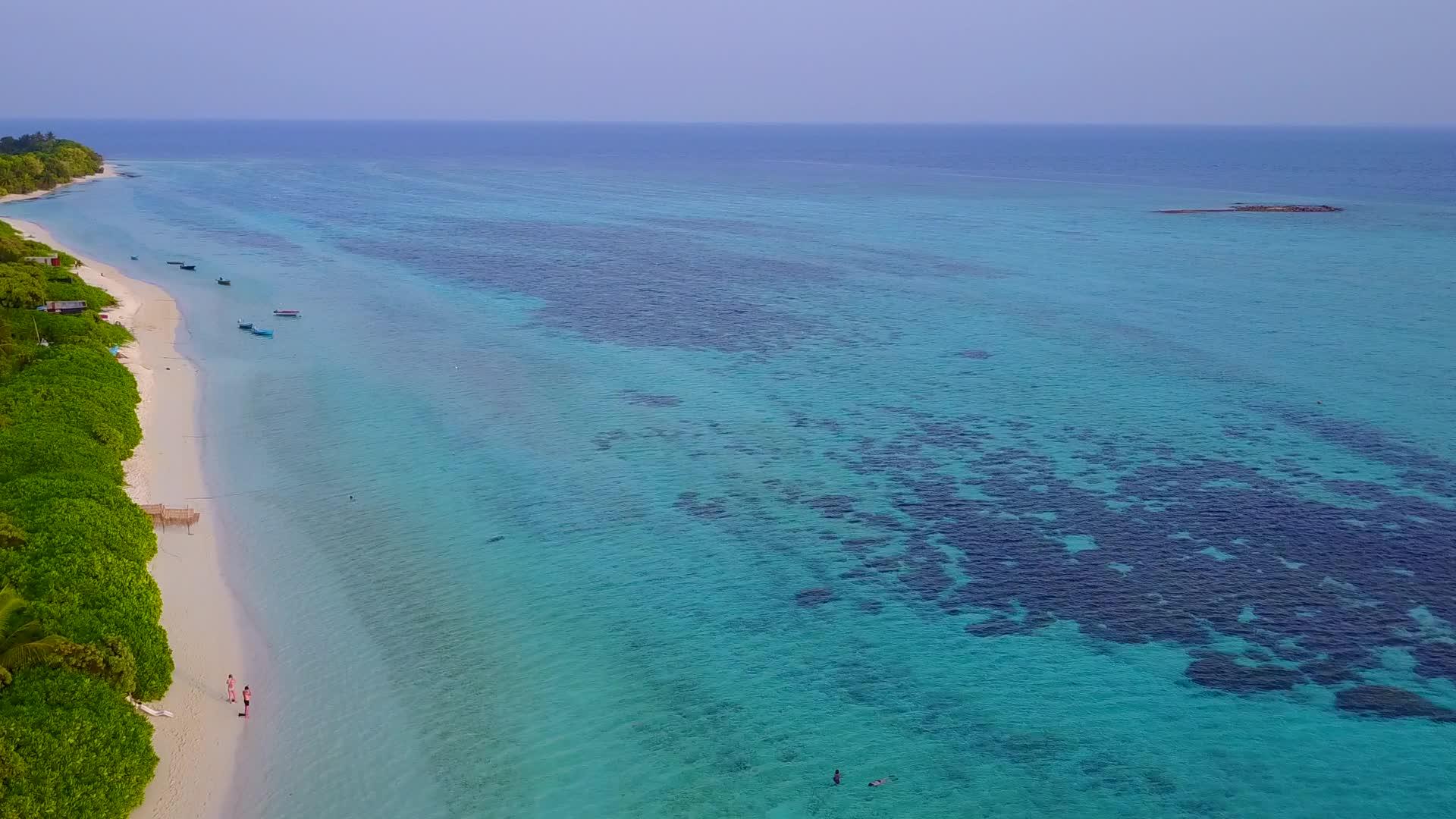 以蓝色海和白色沙地为背景的白色沙底蓝海海滩度假视频的预览图