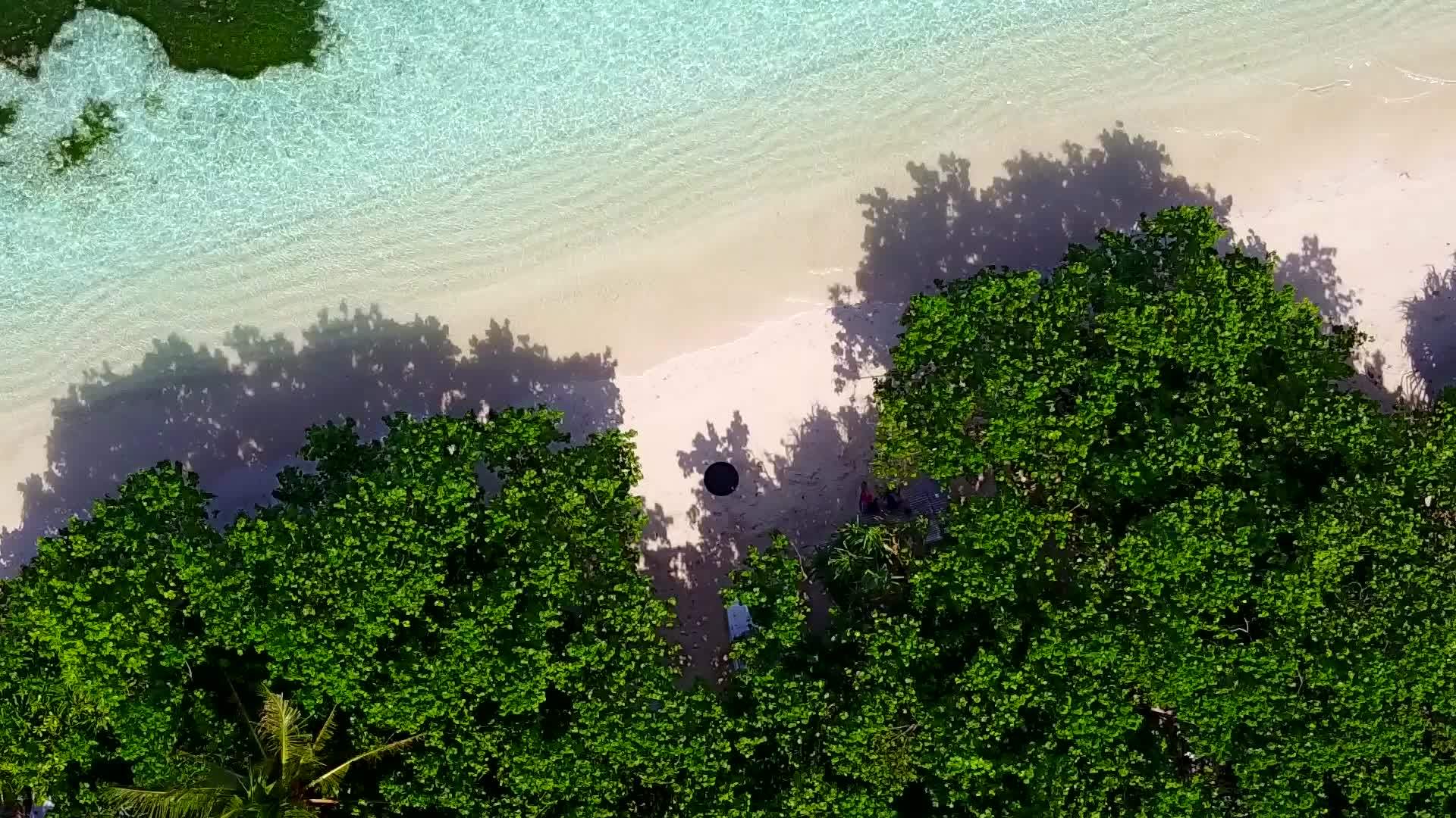 浅沙背景水蓝色美丽的旅游海滩航行无人机景观视频的预览图