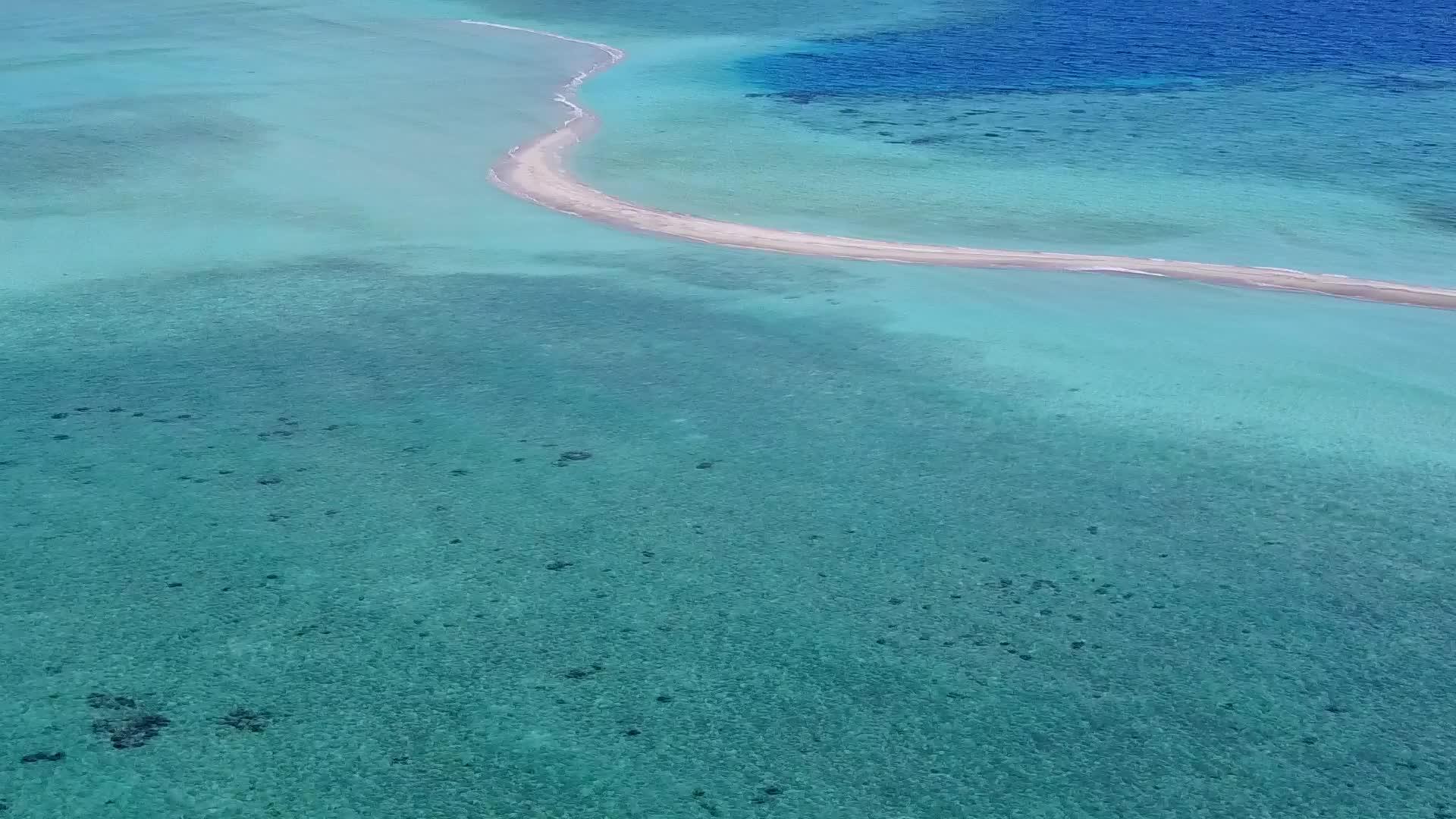 海岛海滩野生生物以蓝环礁湖和白沙为背景在空中无人驾驶视频的预览图