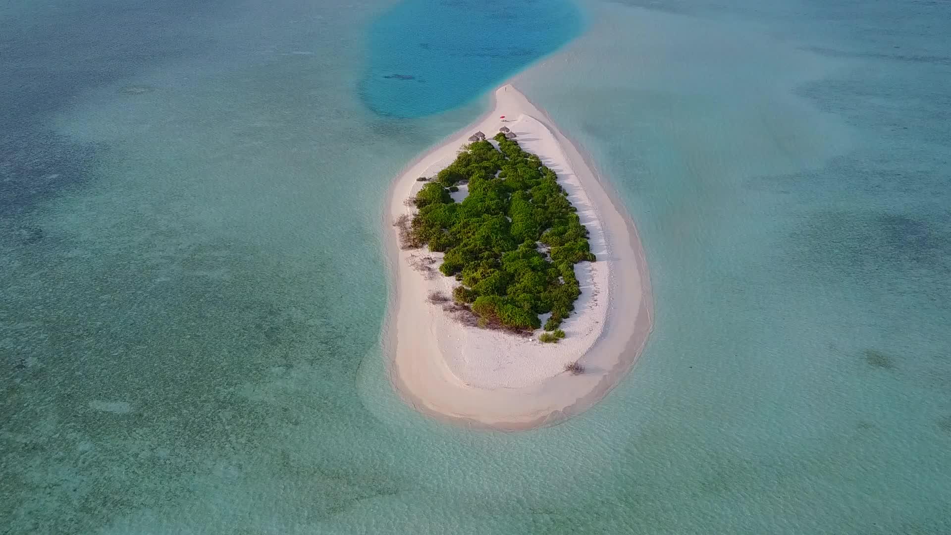 以蓝海和白沙为背景的蓝海是一个安静的岛屿海滩度假的无人驾驶空气视频的预览图