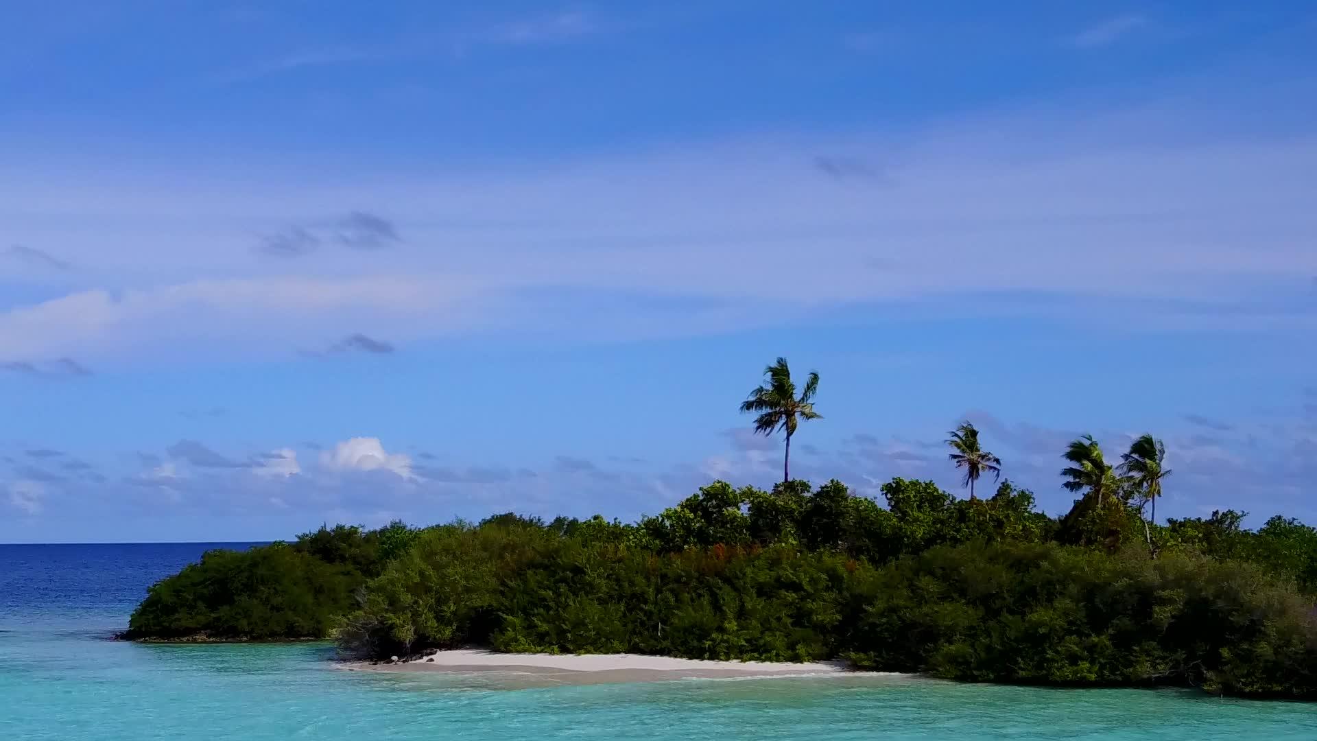 在蓝色环礁湖和白色沙尘的背景下湖和白色沙尘为背景无人驾驶视频的预览图