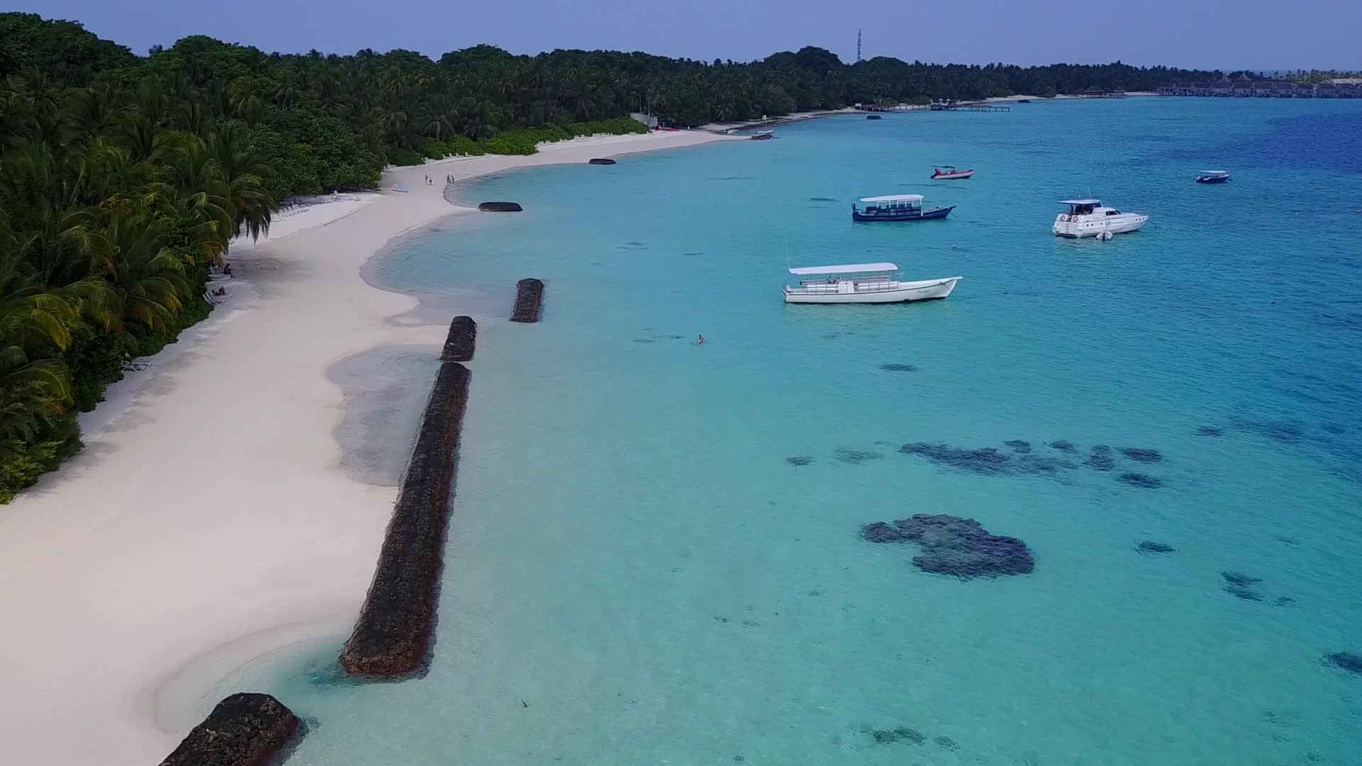 长堤岸海滩度假以绿水和白沙为背景在空中无人驾驶视频的预览图