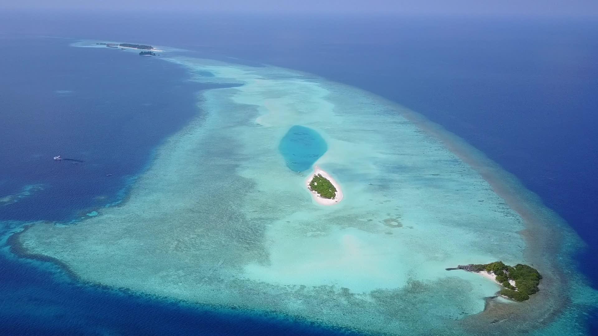 浅环礁湖以白色沙子为背景是休养岛海滩航程的空中观察性质视频的预览图