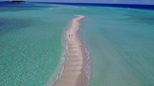 天堂海景海滩生活方式蓝绿水白沙背景空中无人机风景视频的预览图