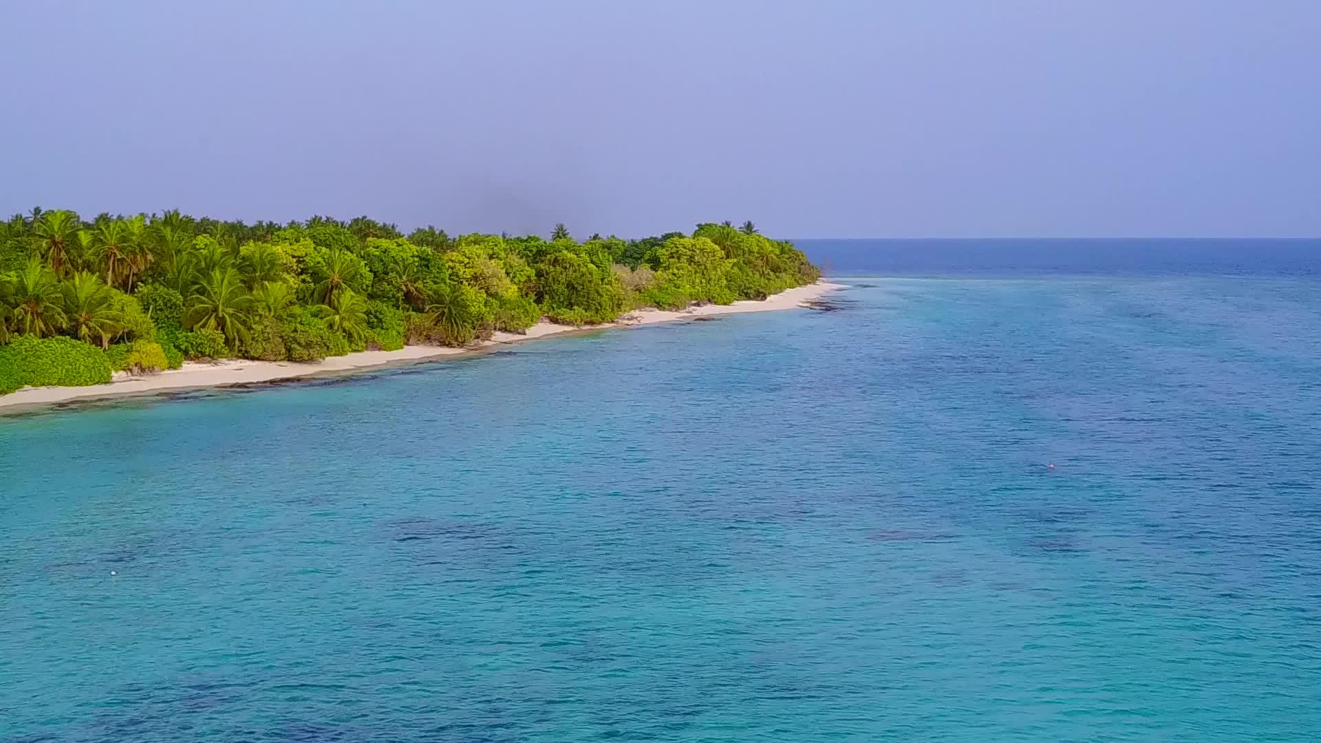 透明的水和干净的沙子背景完美的海岸海滩冒险的海洋风景视频的预览图