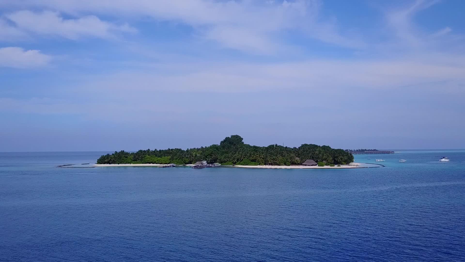 以浅沙为背景的蓝海滨海滩之旅视频的预览图