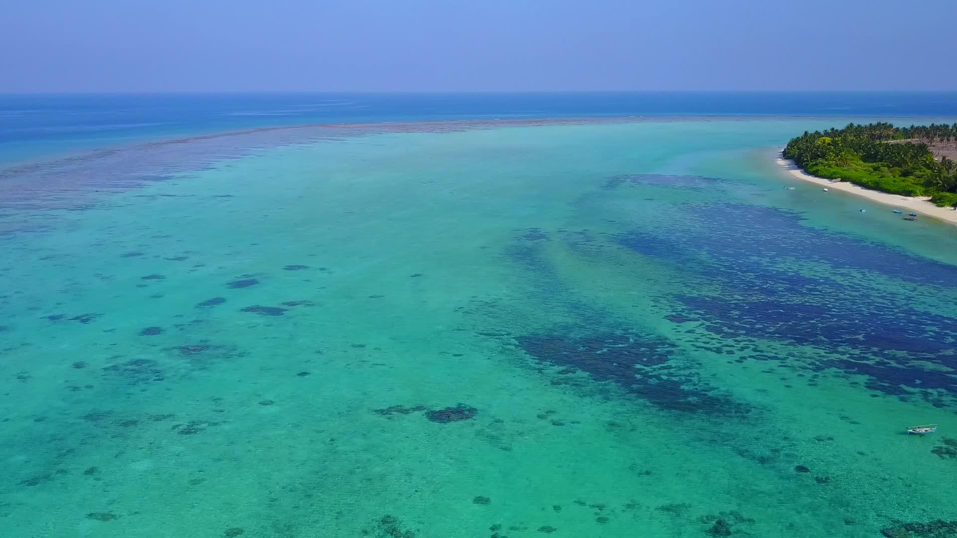 白沙背景蓝绿海异国海景海滩之旅视频的预览图