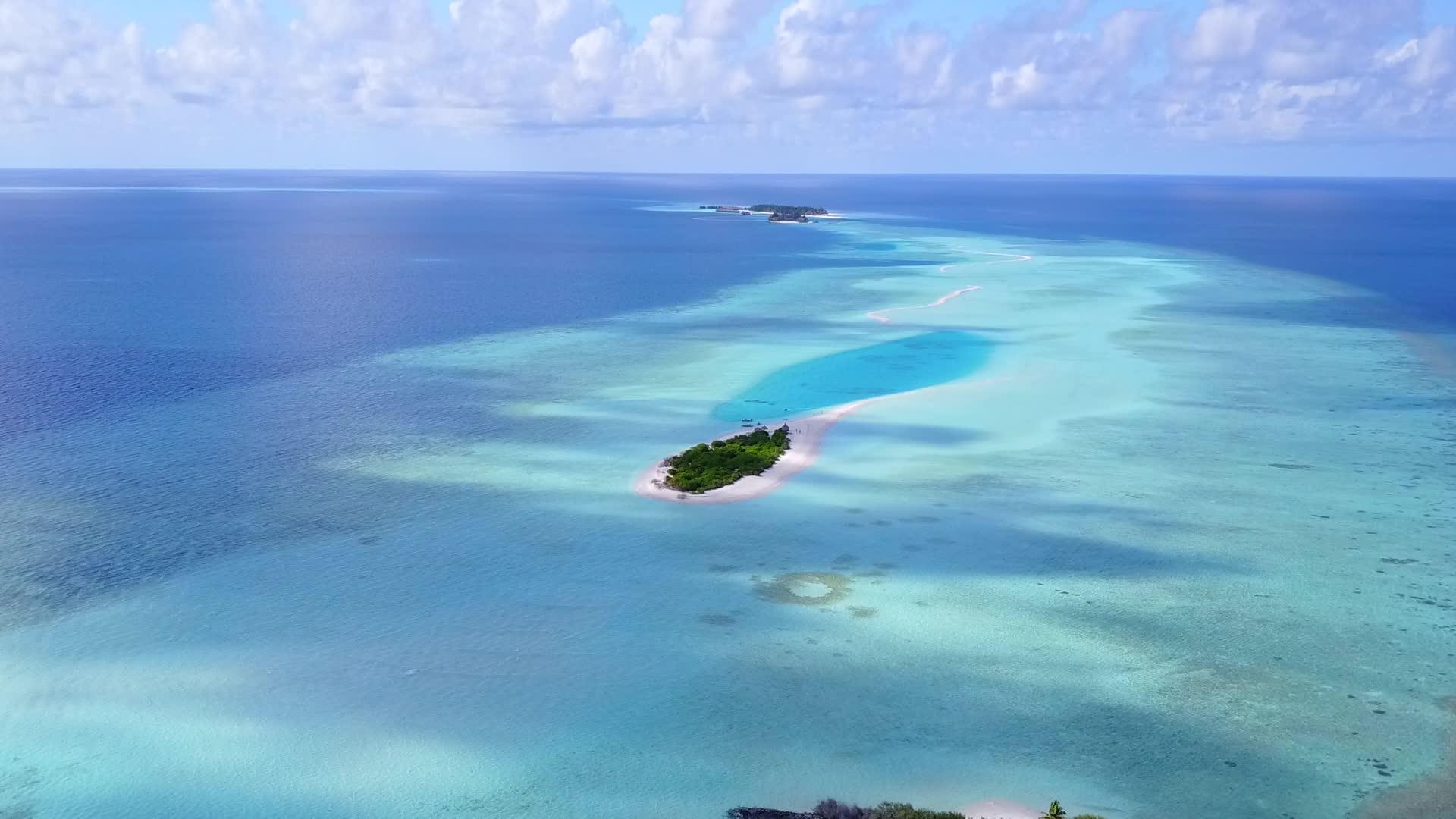 热带海岸线海滩假日热带海岸有清晰的环礁湖和浅浅的明沙底视频的预览图