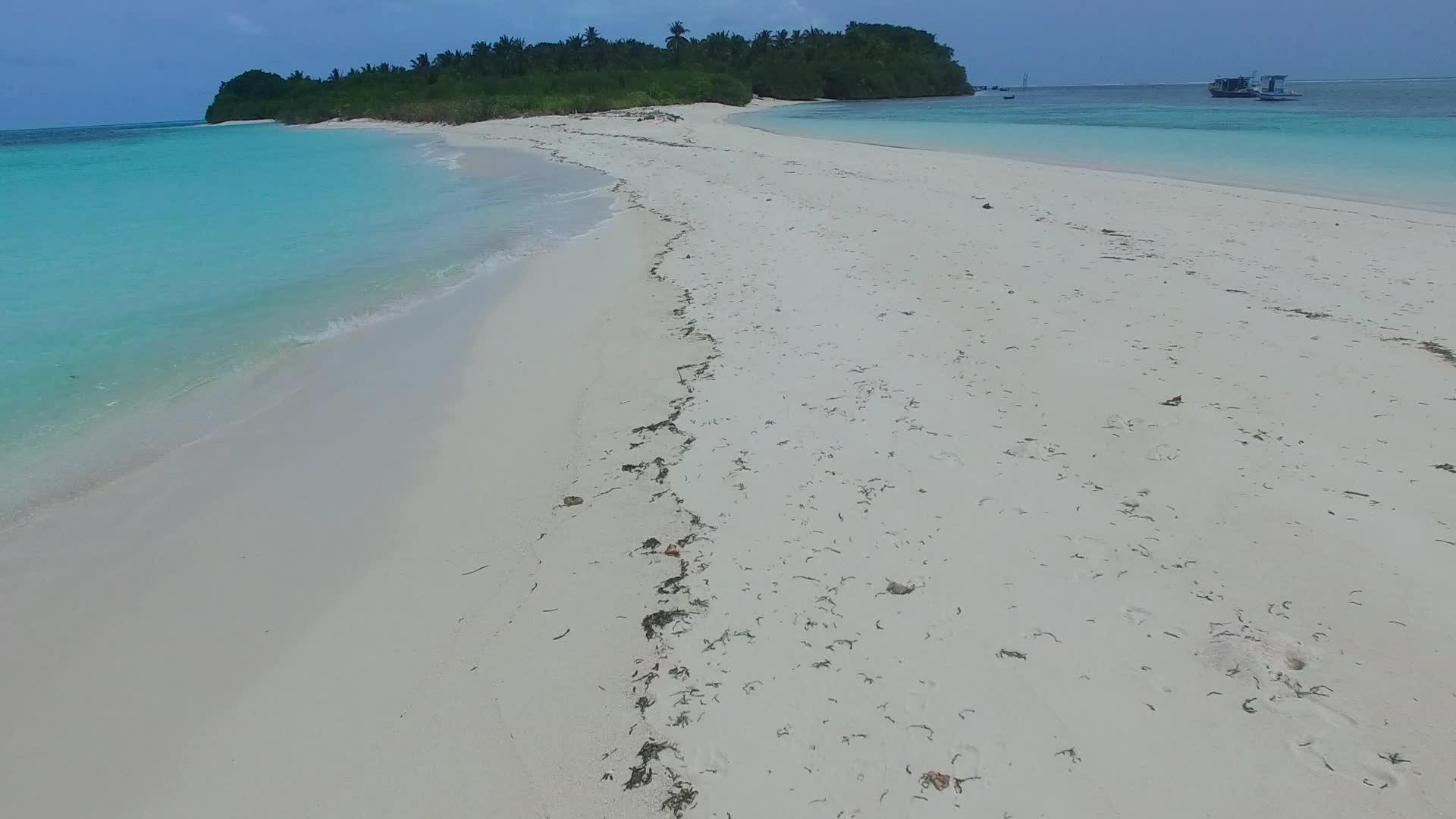 热带海岸海滩乘坐透明的白色海滩背景海洋旅行视频的预览图