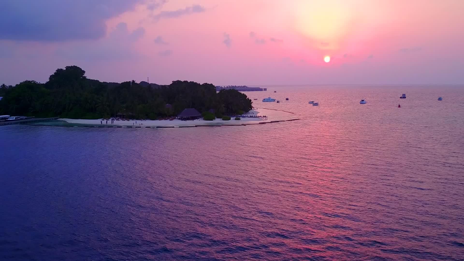 热带环礁湖海滩度假区采用浅水和清洁沙地背景的浅水进行度假视频的预览图