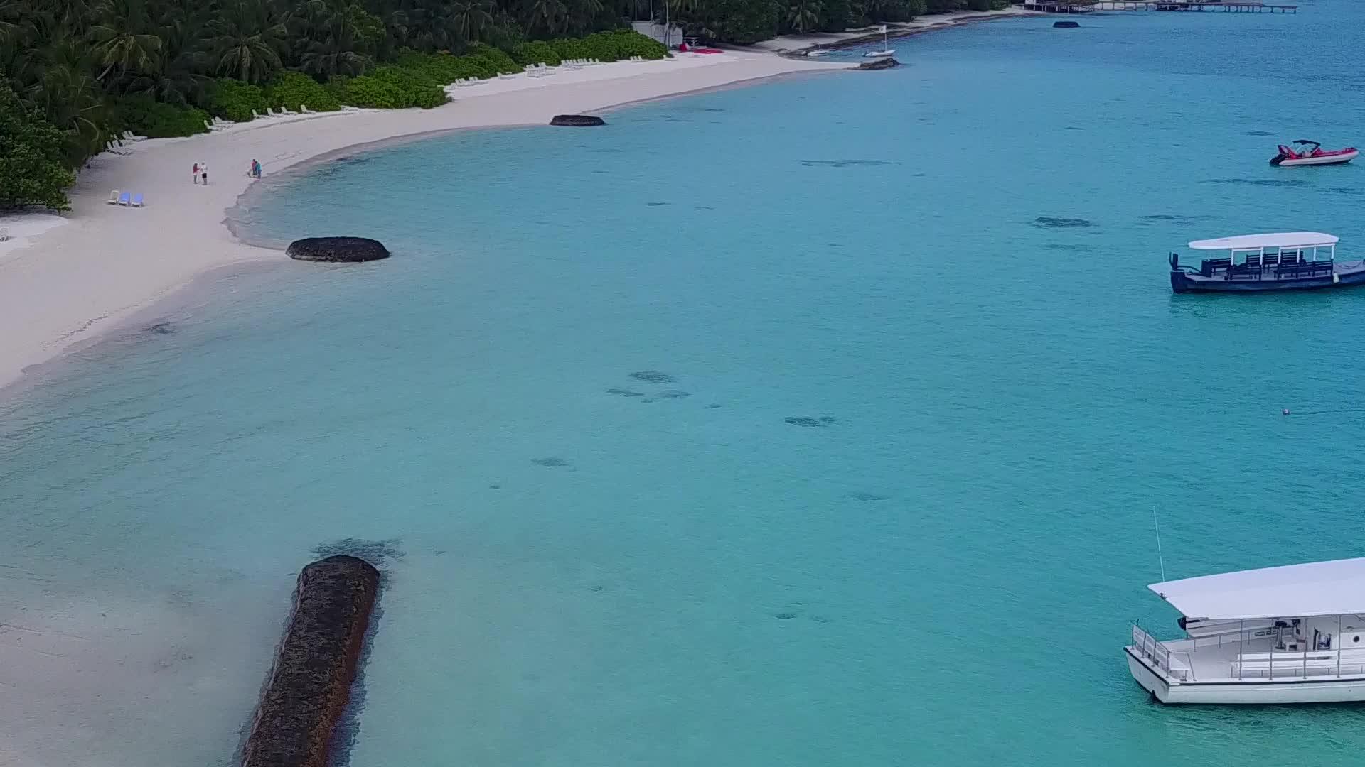 在透明的海洋和明亮的蓝色沙滩背景下放松海滩观赏视频的预览图